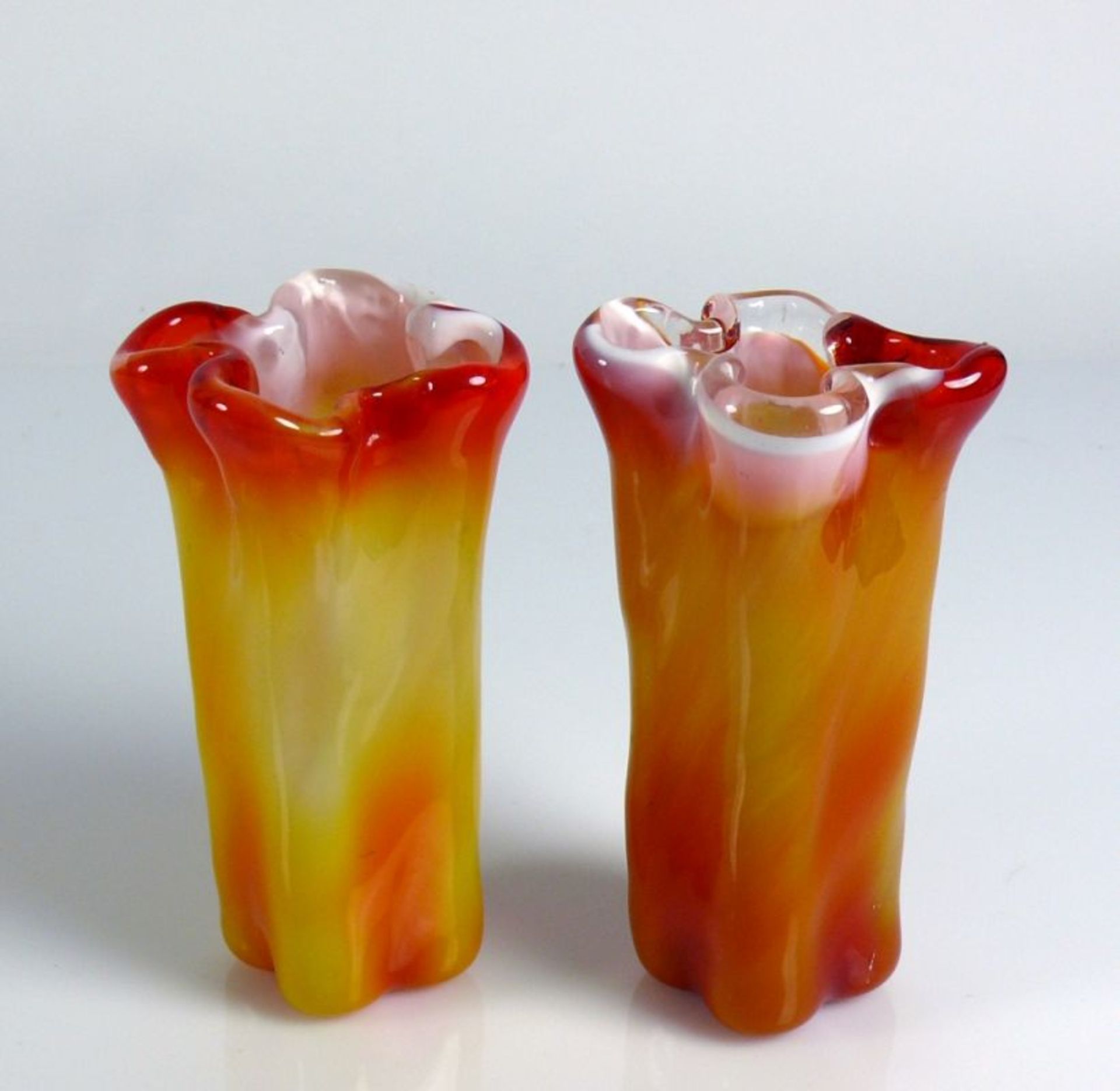 Paar Vasen (20.Jh.) gestreckter Korpus mit gewelltem Rand; farbloses Glas mit orange/gelben - Bild 3 aus 3