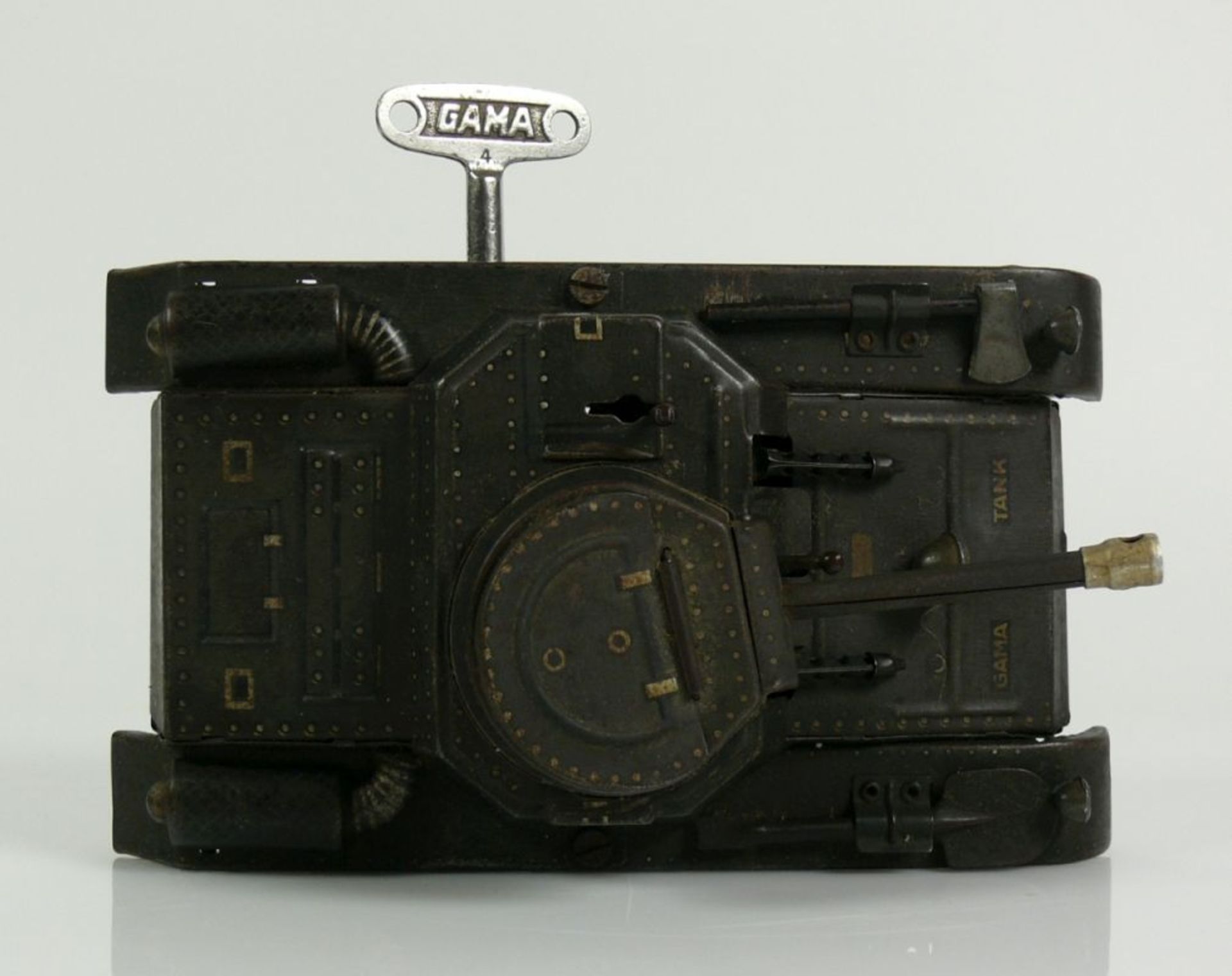 Panzer (GAMA, vor 1945) "GAMA TANK", so bezeichnet auf dunkeloliv farbenem Grund; Originalschlüssel, - Bild 6 aus 7