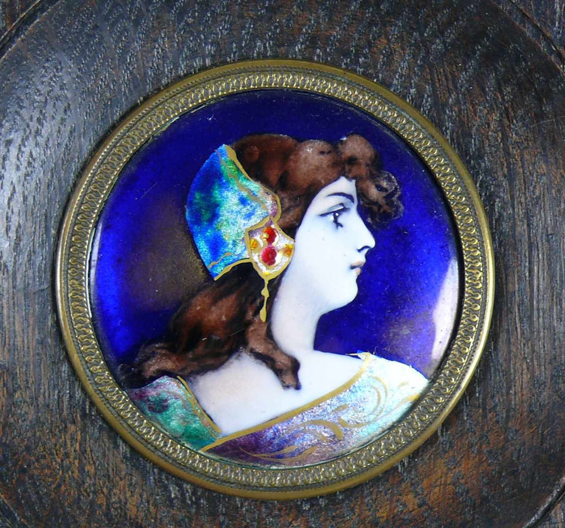 Emaille-Miniatur (Limoges, 20.Jh.) "Frauenportrait" von der Seite mit geschmücktem Haar; farbiges - Bild 2 aus 2