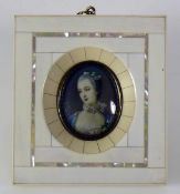 Miniaturist "Frauen-Brustportrait"; Mischtechnik/Elfenbein; ovaler Ausschnitt; Beinrahmen; 11,5 x 10