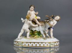 Putti mit Ziegenbock (19./20.Jh.) 3 Putti mit Ziegenbock auf ovalem, naturalistischen Sockel; farbig