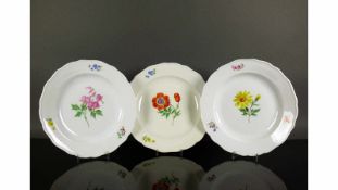 3 Speiseteller (Meissen, 1924-1945) gewellter Rand; farbiger Wiesenblumen-Dekor; D: je 25cm; blaue