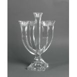 Kerzenleuchter (2.H.20.Jh.) dickwandiges, geschliffenes Glas auf quadr. Sockel; 5-armig; H: 28 cm
