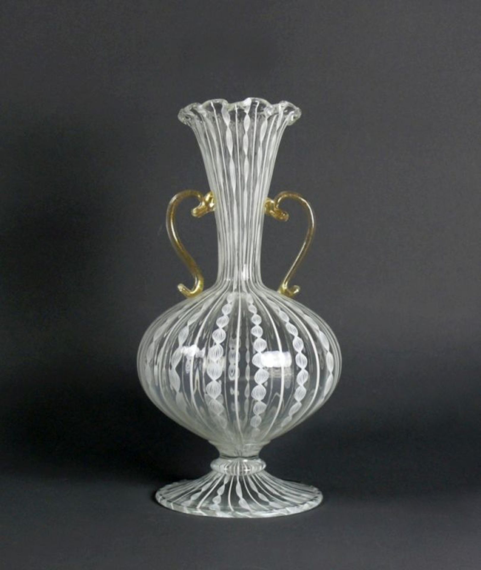 MURANO-Vase "ZANFIRICO", weisses Fadenglas mit gebauchtem Korpus auf rundem Stand; seitl. angesetzte