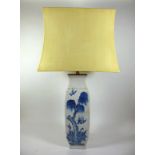 Beistell-Leuchte (China Qing) Porzellankorpus; Wandung mit Blaumalerei; Landschaftsdekor mit