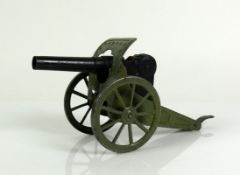 Kanone (JANI), vor 1945 Blech, dunkel und grün lackiert; mit Zündspulen-Mechanik; 13,5 x 28 cm;