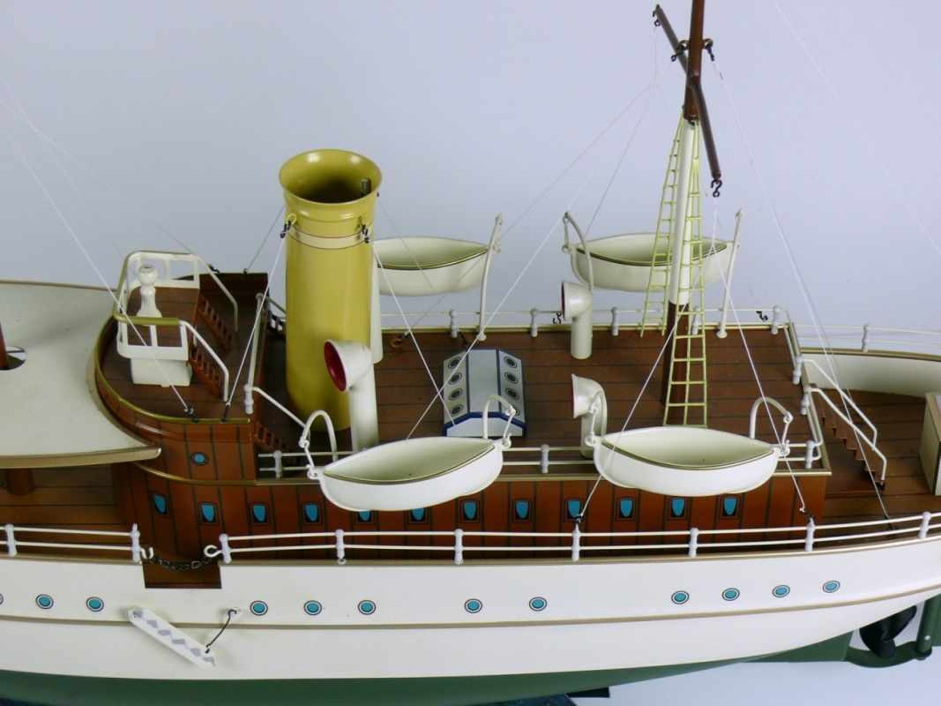 MÄRKLIN-Schiff "JOLANDA" (2.H.20.Jh.) farbig lackiertes Blech; auf Gestell mit Rollen; - Bild 4 aus 4