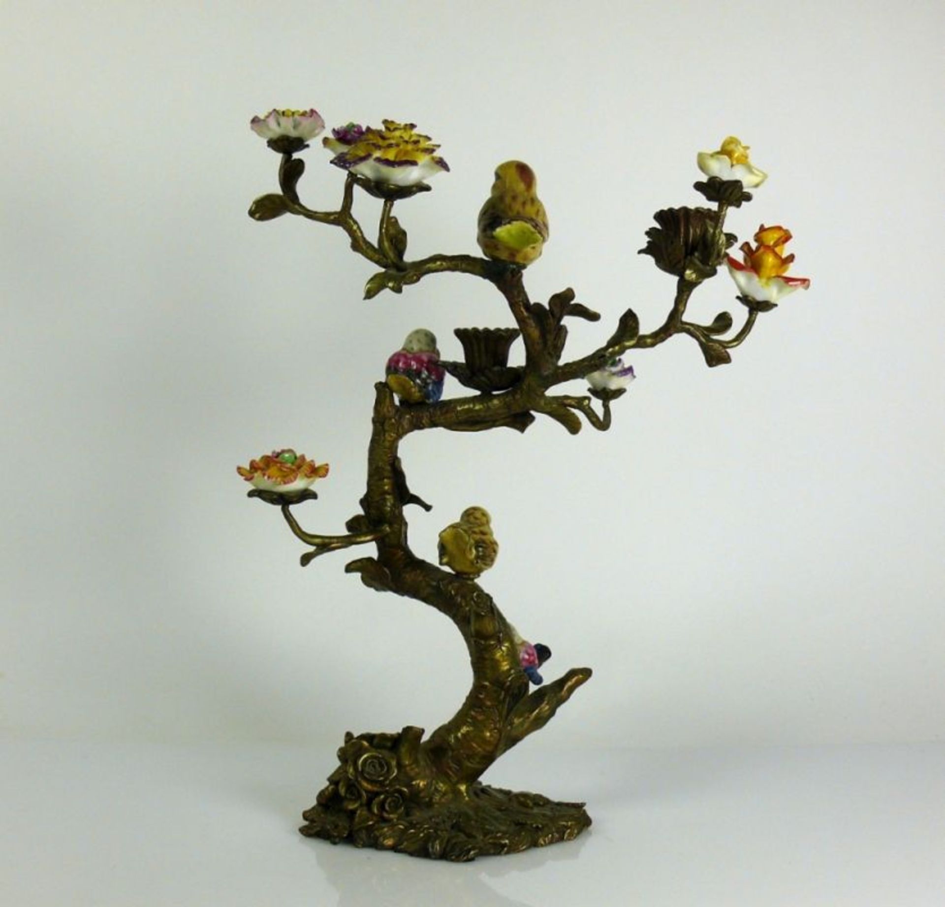 Kerzenständer Bronze; in Astform mit farbig staffierten Vögel und Blüten in Keramik; H: ca. 37 cm; - Bild 5 aus 6