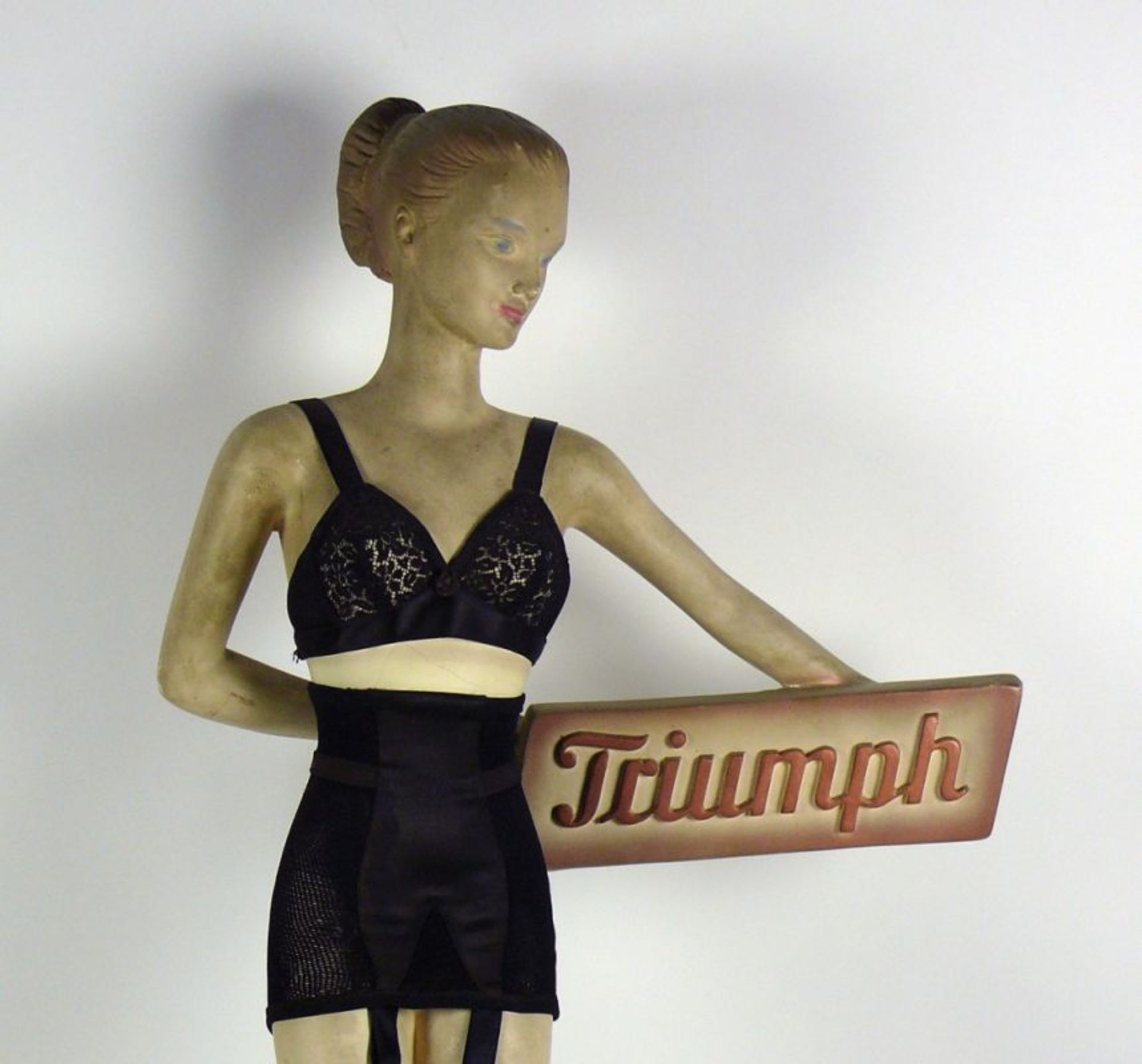 Triumph-Werbefigur (Mitte 20.Jh.) leicht bekleidete, junge Frau ein Schild mit Aufschrift Triumph - Bild 2 aus 6