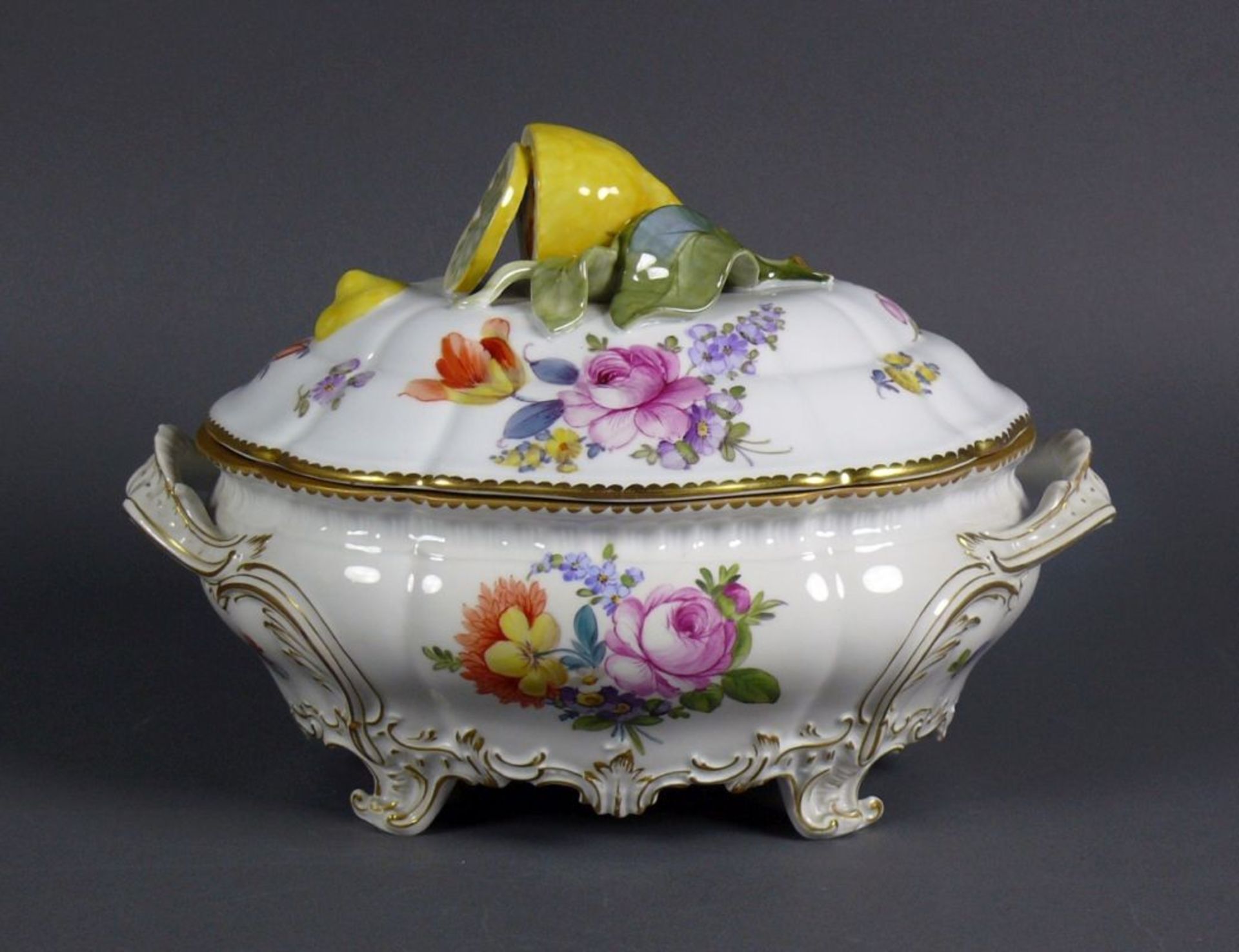 Terrine NYMPHENBURG (1.H.20.Jh.) mit Zitronenknauf; farbiger Blütendekor mit gewelltem Goldrand;