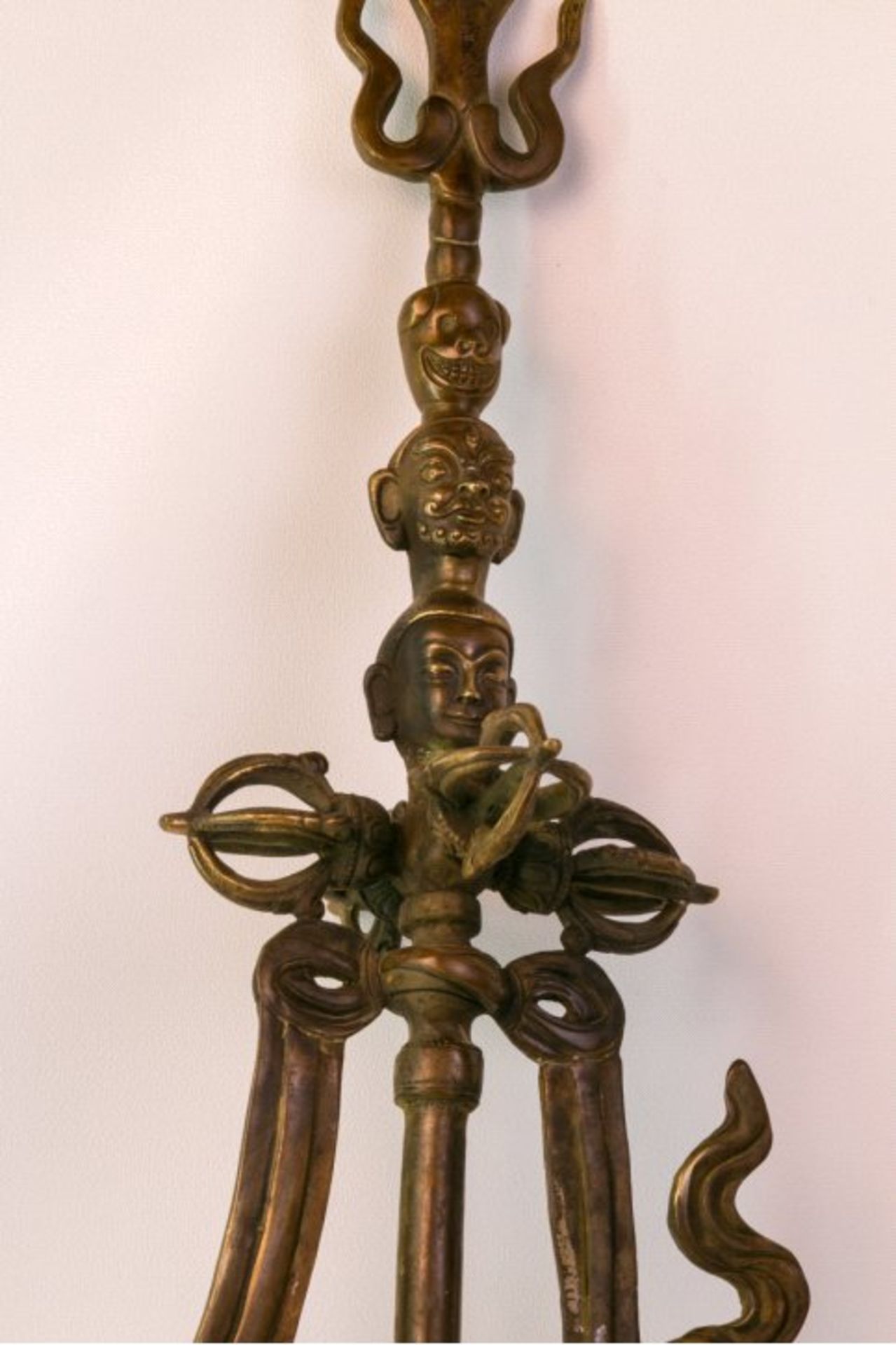 Magischer Zepterstab (Khatvanga).Tibet oder Mongolei 18./19. Jh. Bronzestab, symbolisiertStrafgewalt - Bild 2 aus 5