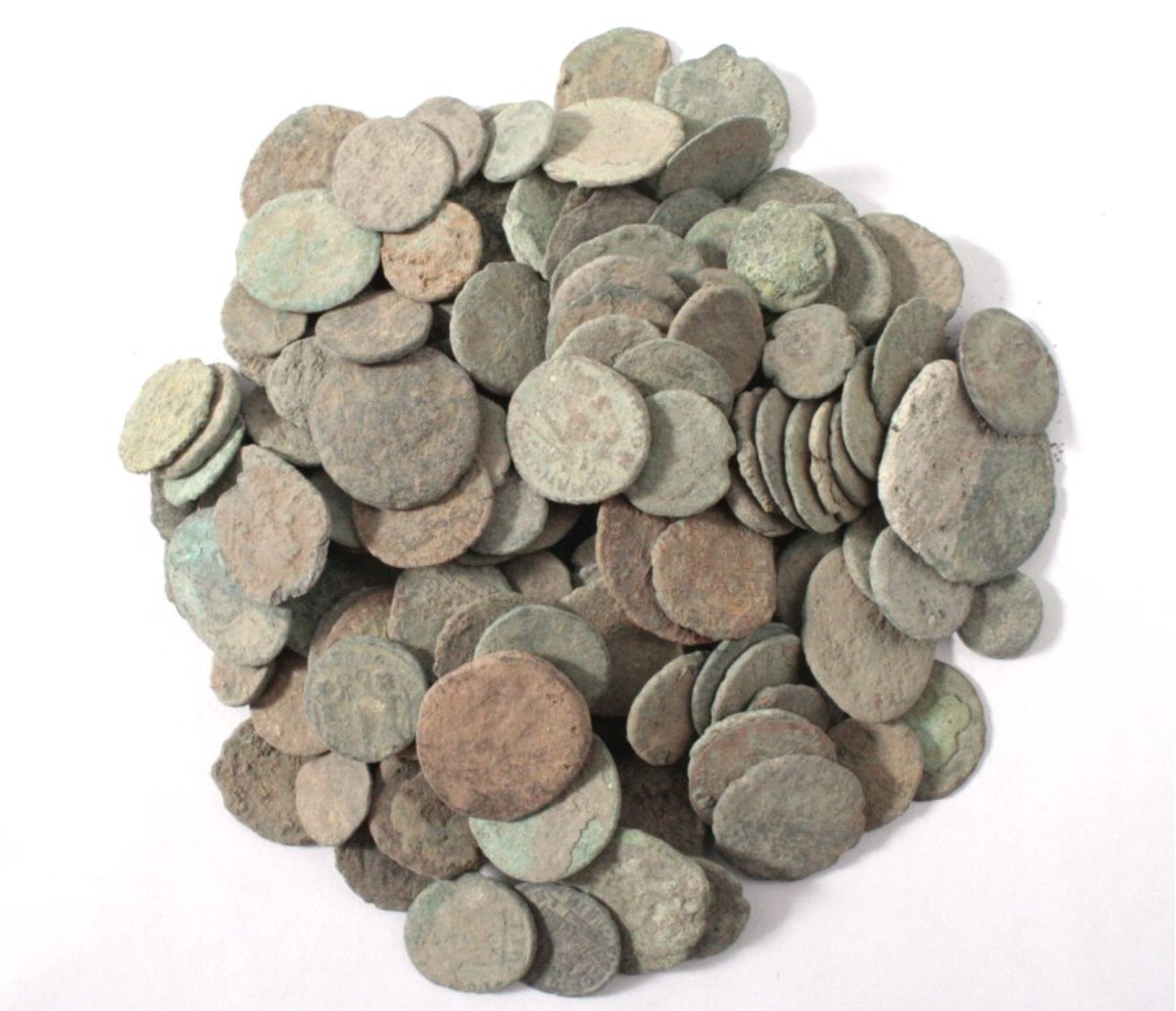 Römische Münzen, über 150 Stück. Fundmünzenungereinigt aus alter Sammlung
