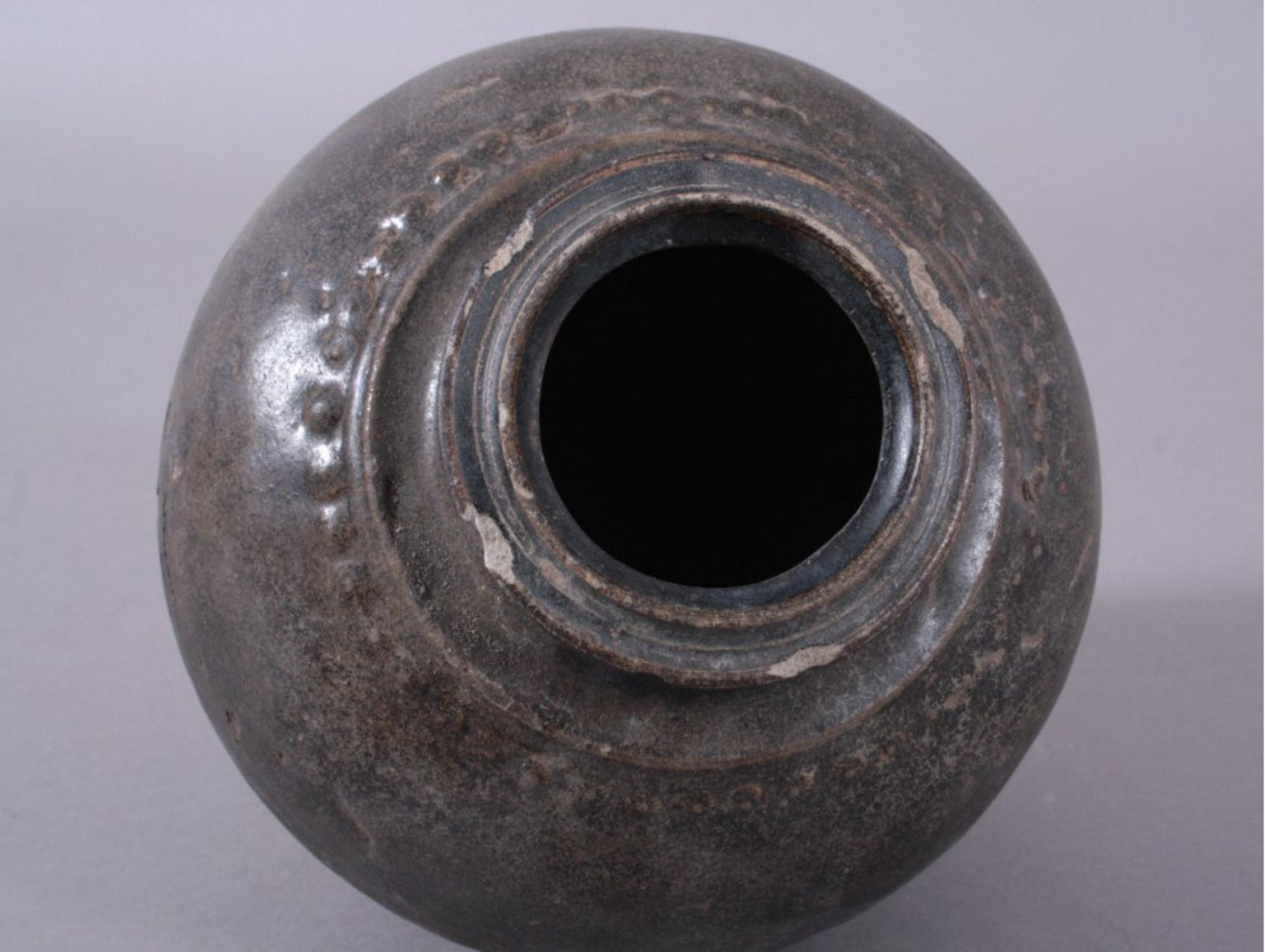 Rundes Vorratsgefäß, Angkor-Periode 12./13. JahrhundertKambodscha, Steinzeug mit dunkler Glasur, - Image 3 of 3