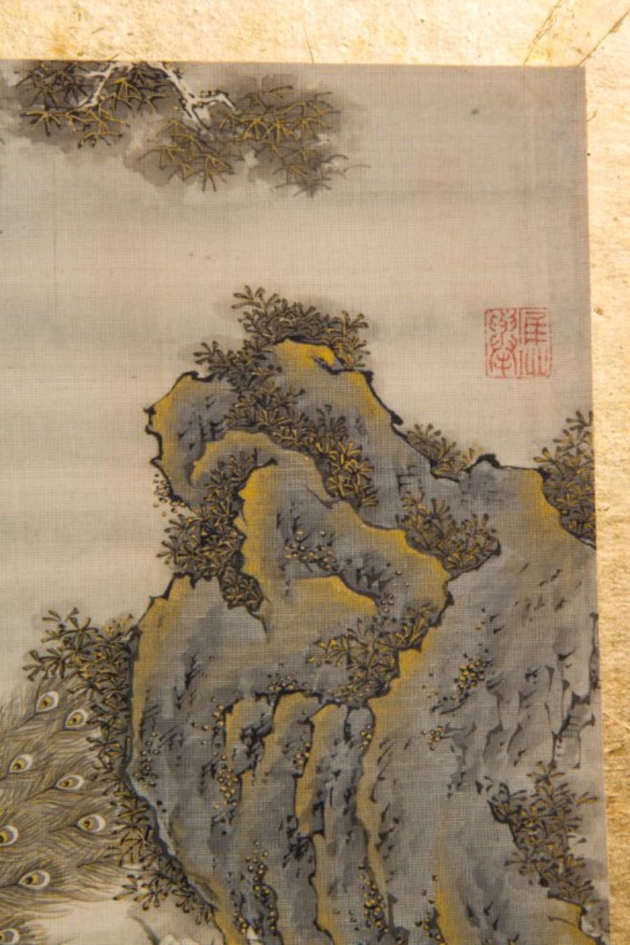 Seidenbild, Japan 19. Jh.Sehr feine Malerei, Motiv: 2 balzende Paradiesvögel, obenrechts mit - Bild 2 aus 2