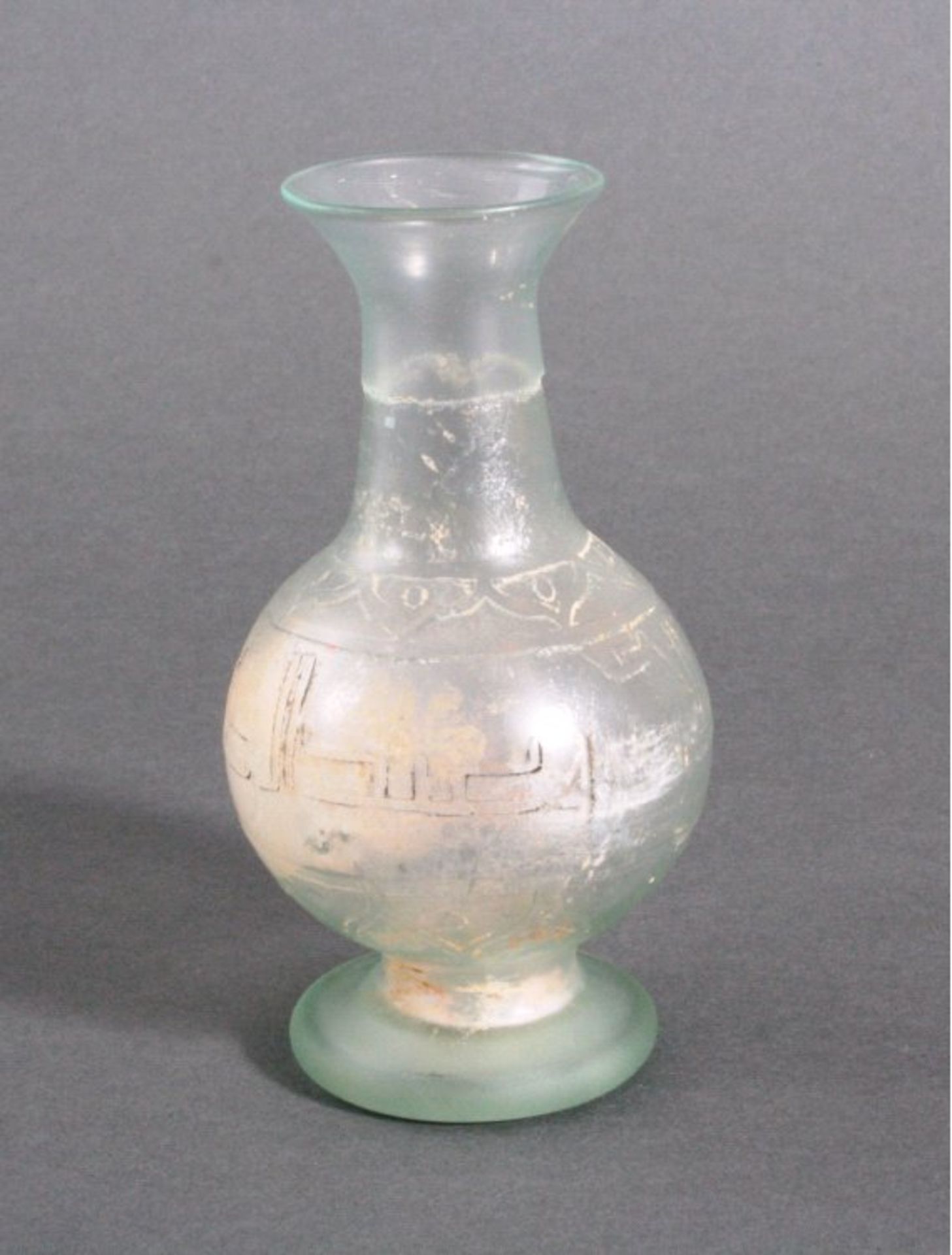 Balustervase aus Glas, Ägypten oder Syrien wohl 13./14. Jh.grünliches Glas mit Lufteinschlüssen,