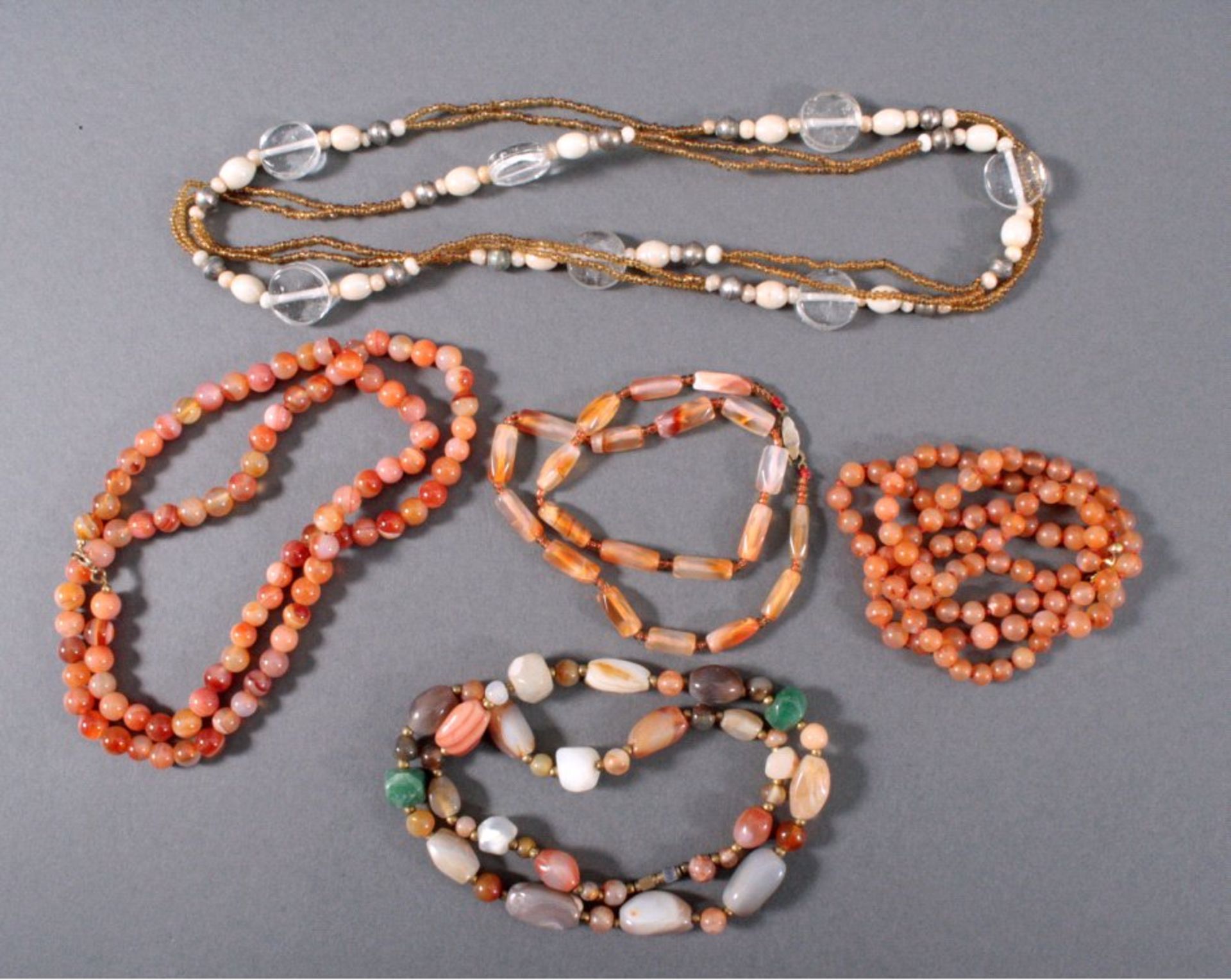 5 HalskettenAus verschiedenen Edelsteinen wie Karneol und Achataufgefädelt, ca. L. 50 bis 85 cm