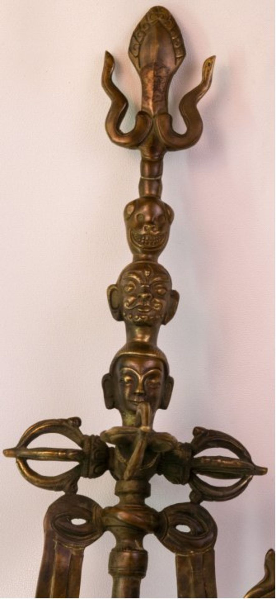Magischer Zepterstab (Khatvanga).Tibet oder Mongolei 18./19. Jh. Bronzestab, symbolisiertStrafgewalt - Bild 4 aus 5