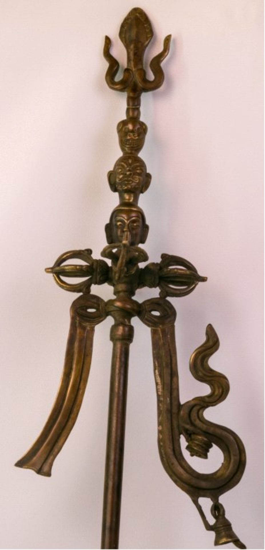 Magischer Zepterstab (Khatvanga).Tibet oder Mongolei 18./19. Jh. Bronzestab, symbolisiertStrafgewalt - Bild 3 aus 5