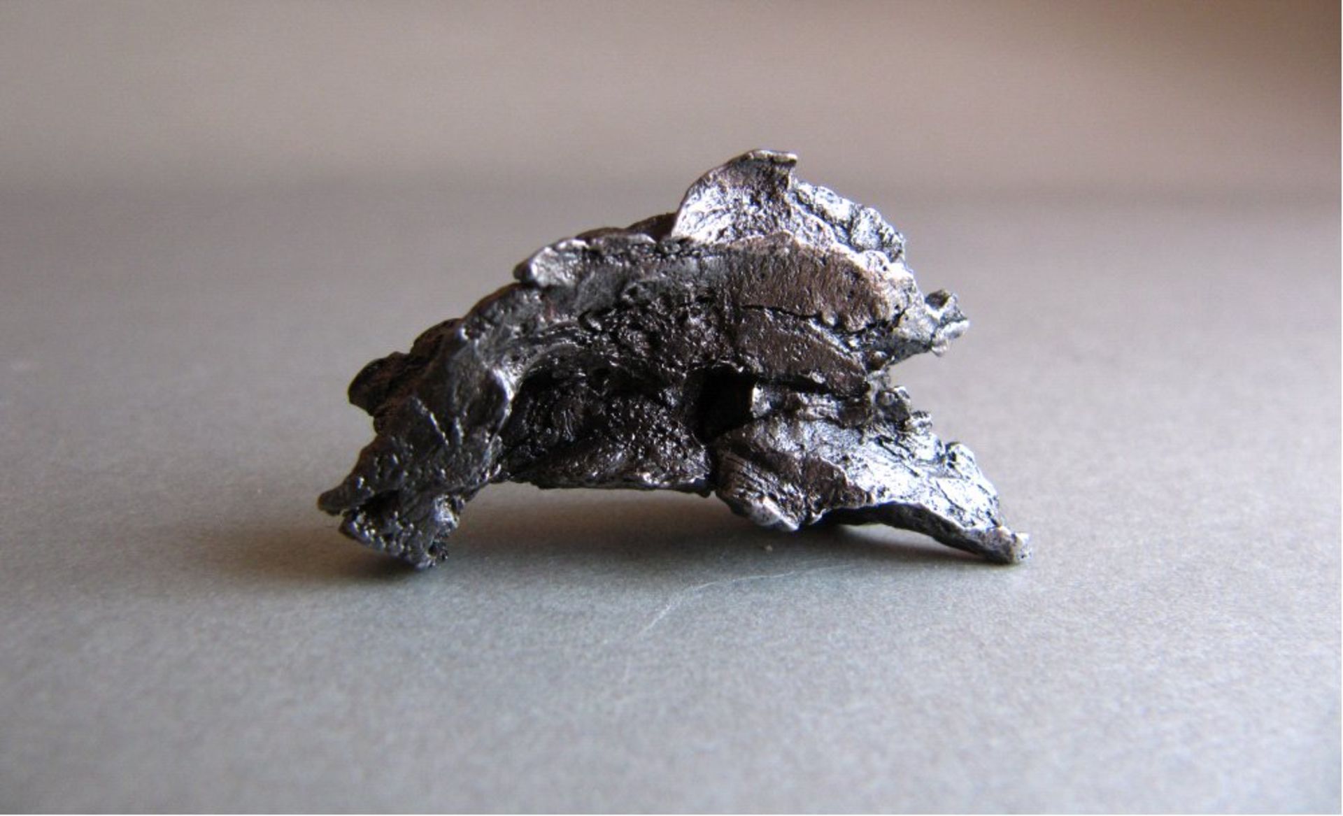 Eisenmeteorit Sikhote Alin - Skulptur, 7,35 gRussland,am 12.2.1947 gefallenAlter. ca. 4,5 Mrd