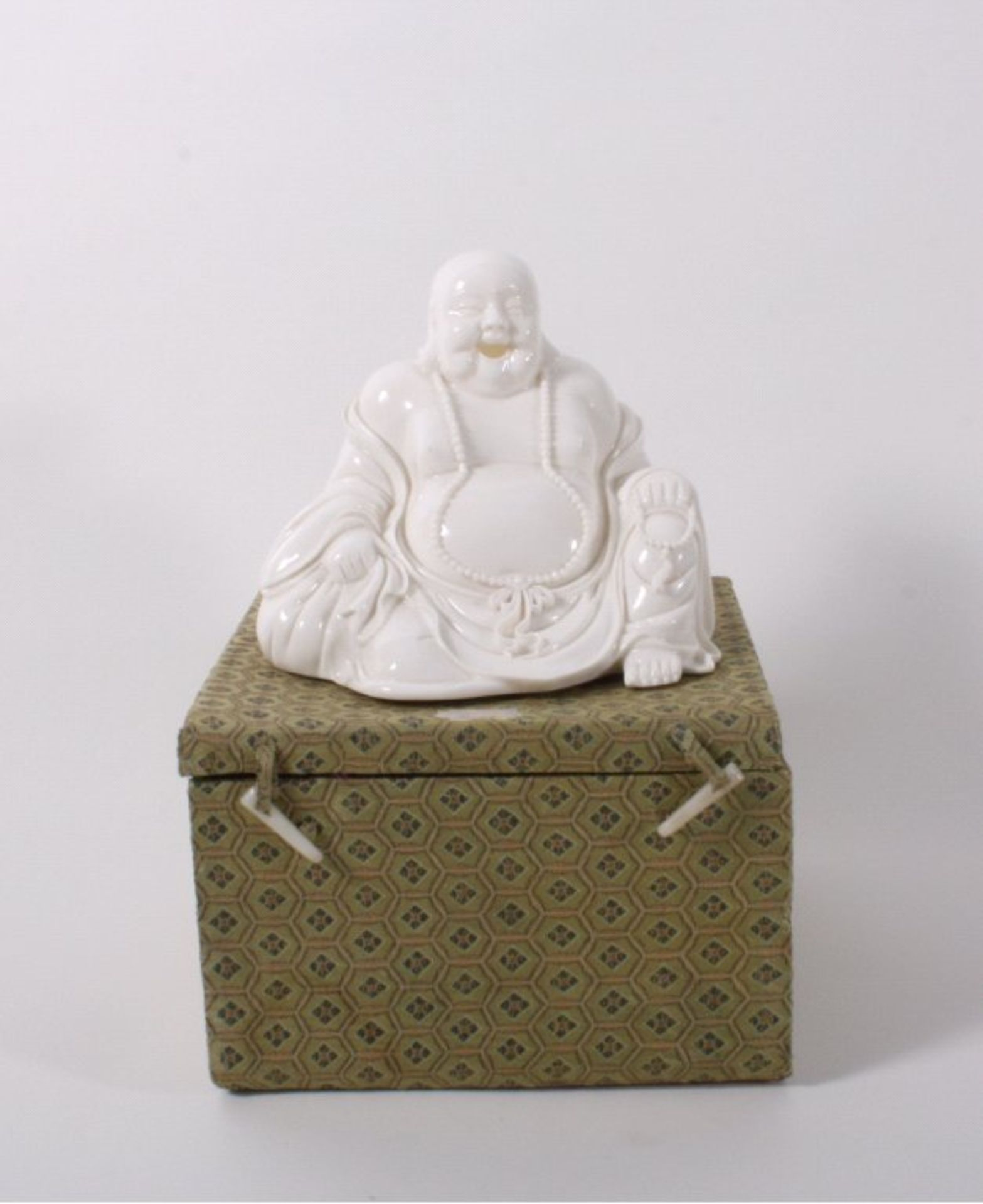 Glücksbuddha Lo Han.Aus Weißporzellan in Schatulle, ca. H-17, B-19 cm - Bild 2 aus 2