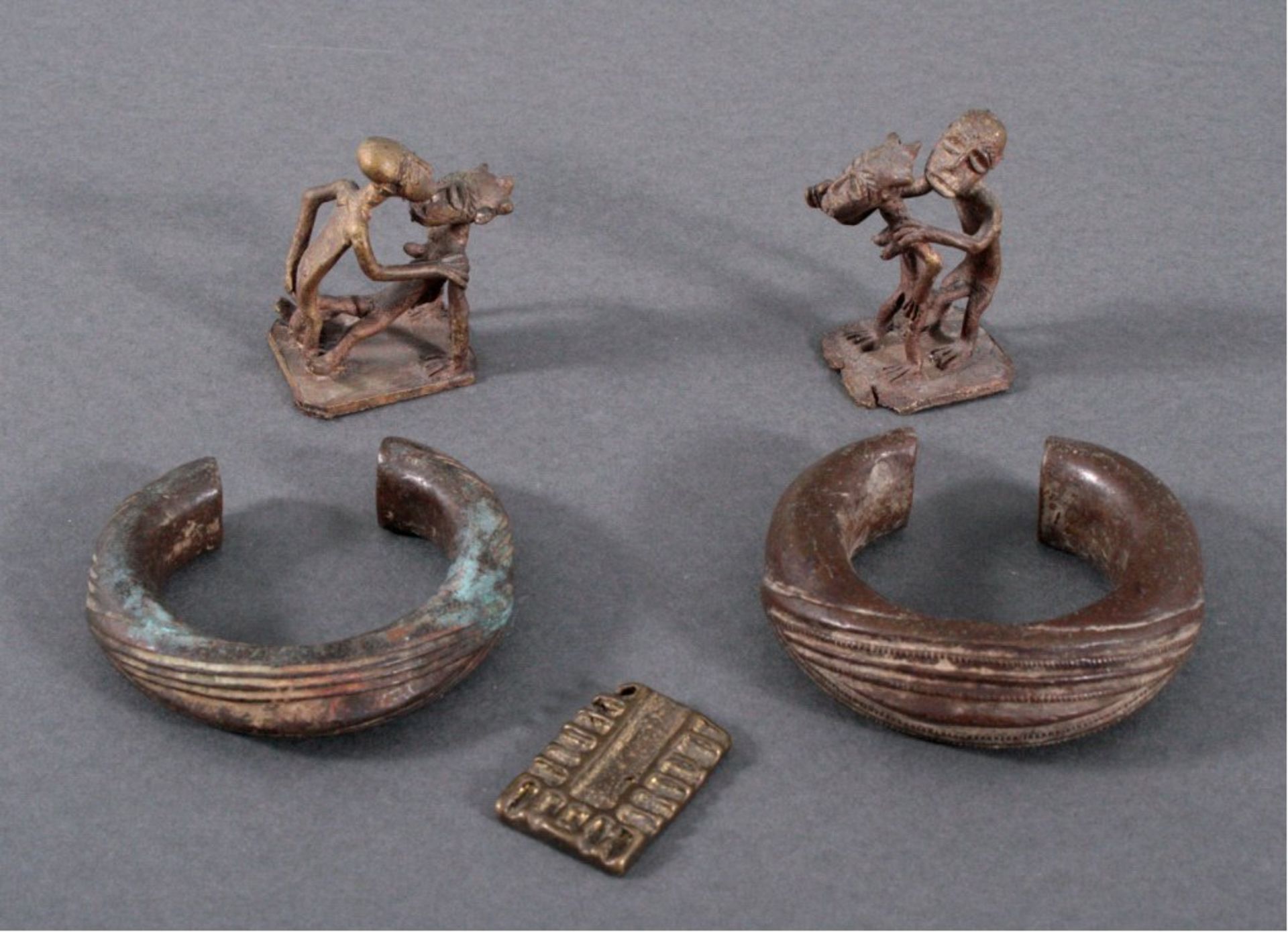 Konvolut Afrikanische Bronzeobjekte2 Manille, Primitivgeld aus Afrika 18. Jh. ca. D- 8 cm.2 kleine