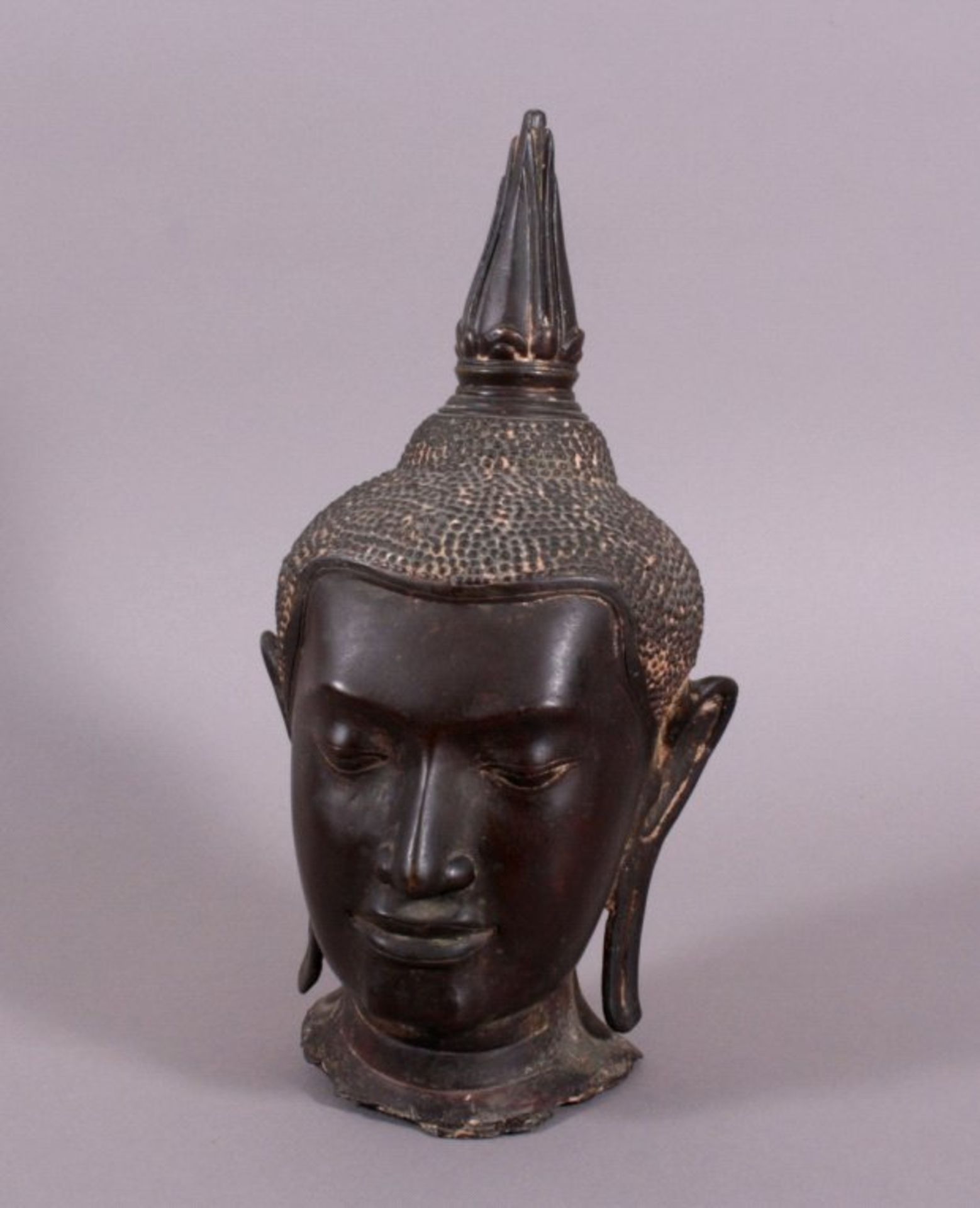 Buddhakopf aus Bronze, Thailand 17./18. Jh.Sehr schöne und ausdrucksstarke Gesichtszüge,