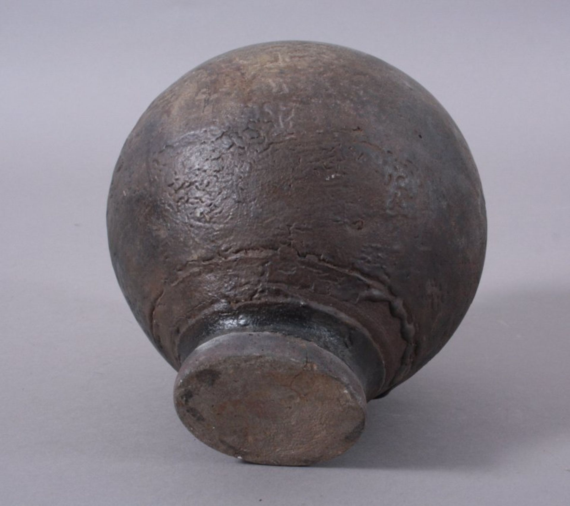 Rundes Vorratsgefäß, Angkor-Periode 12./13. JahrhundertKambodscha, Steinzeug mit dunkler Glasur, - Image 2 of 3