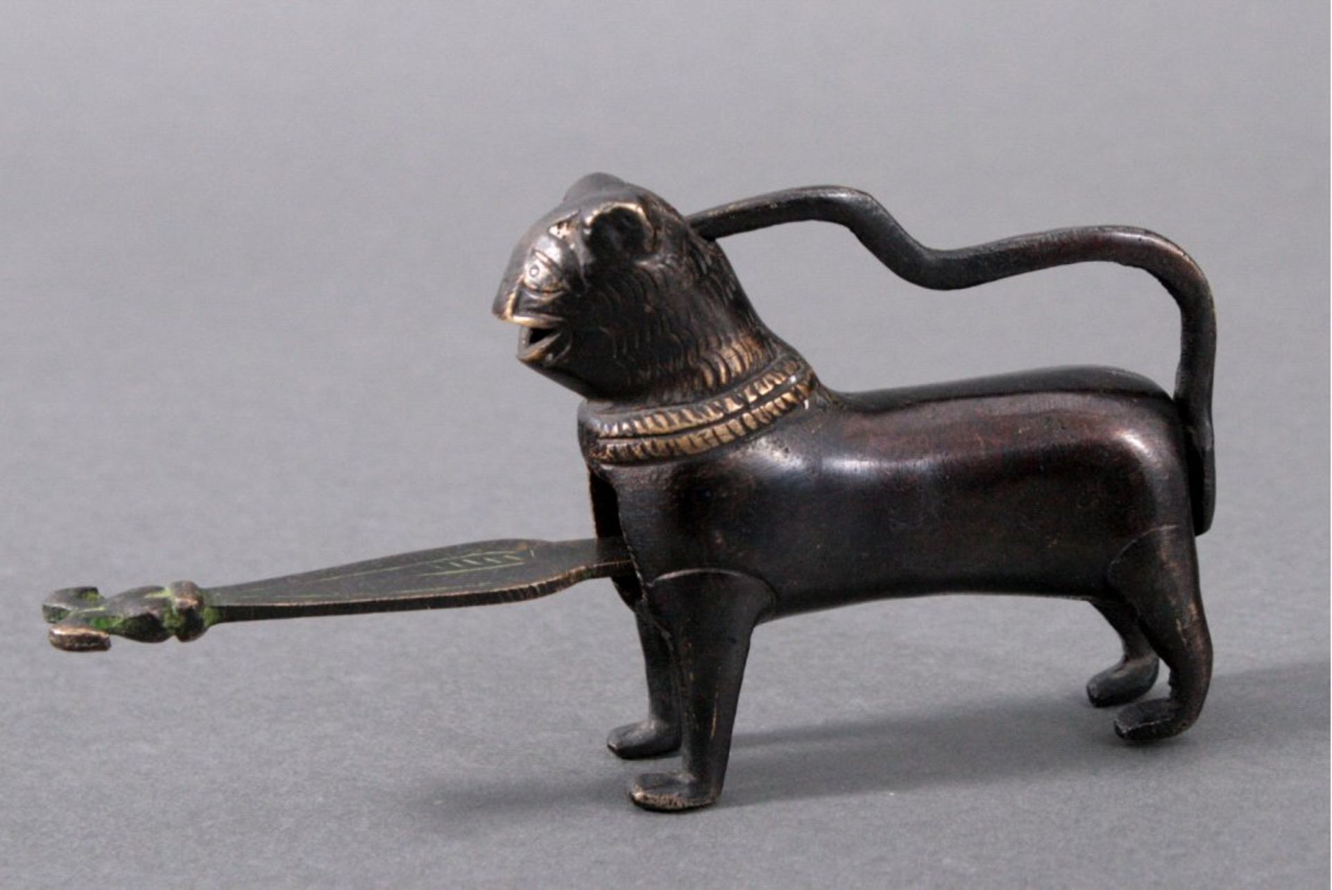 Bronze-Schloß, Persien 18./19. Jh.In Form eines Löwen, 3-teilig, schöne, dunkle Patina,perfekter