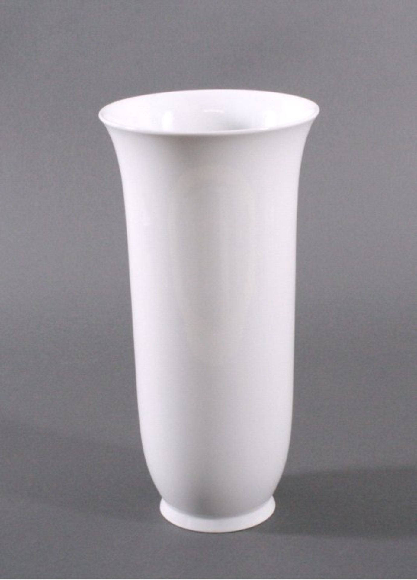 Große Porzellan-Vase, KPM BerlinWeißporzellan, unterglasurblaue Zeptermarke, ca. H-35, D-17cm
