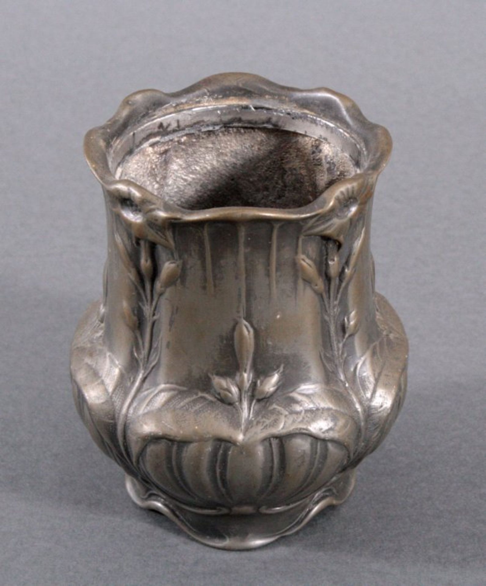 Jugendstil-Vase aus ZinnGebauchte Form, umlaufend verziert mit Blumenmotiven,ungemarkt, ca. H-11, - Bild 2 aus 2