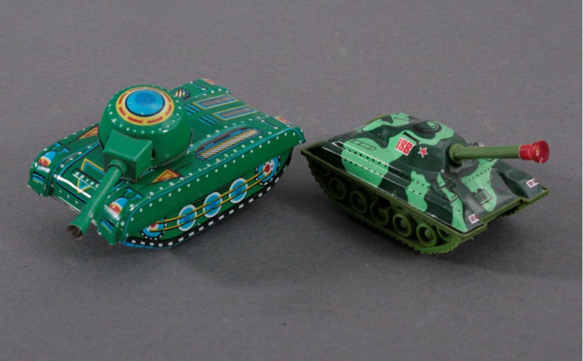 2 Panzer, Blech1x Bez. MF 074, Made in China, ca. L-12 cm.1x Uhrwerksantrieb, ohne Herstellerbez.,
