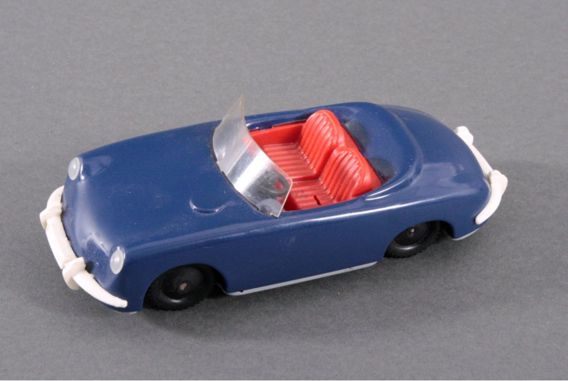 Spielzeugauto des Herstellers TCO,VW Porsche, Blech blau lackiert, Uhrwerksantrieb, ca. L-16cm