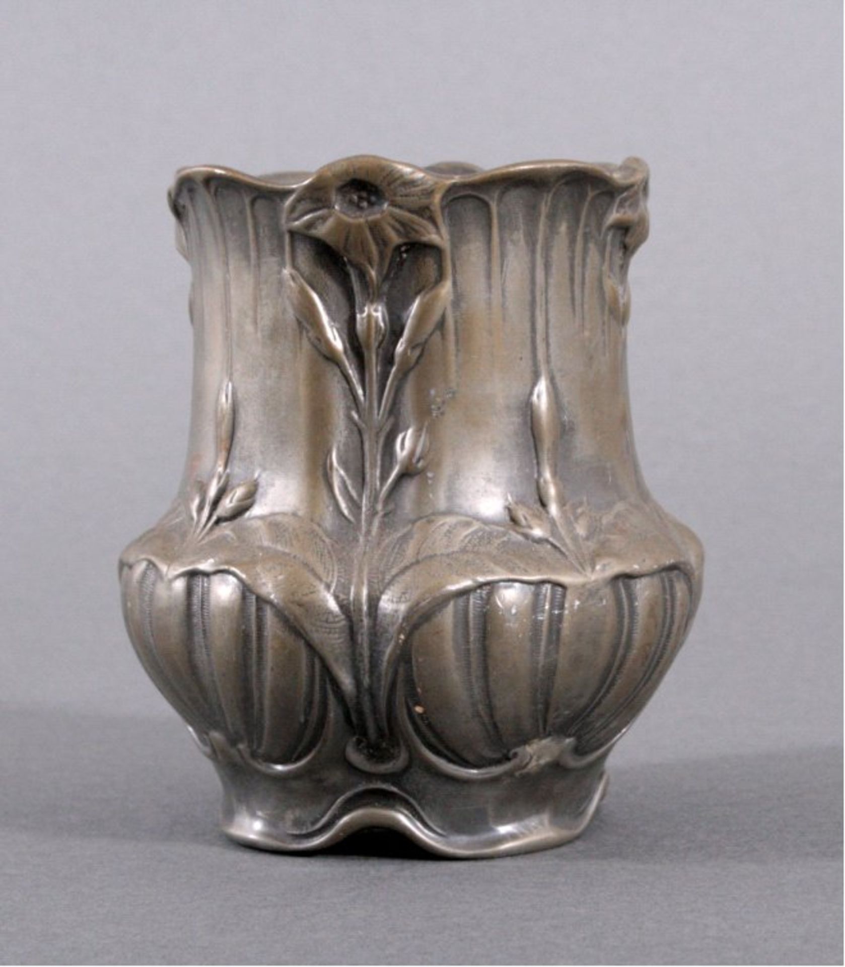 Jugendstil-Vase aus ZinnGebauchte Form, umlaufend verziert mit Blumenmotiven,ungemarkt, ca. H-11,