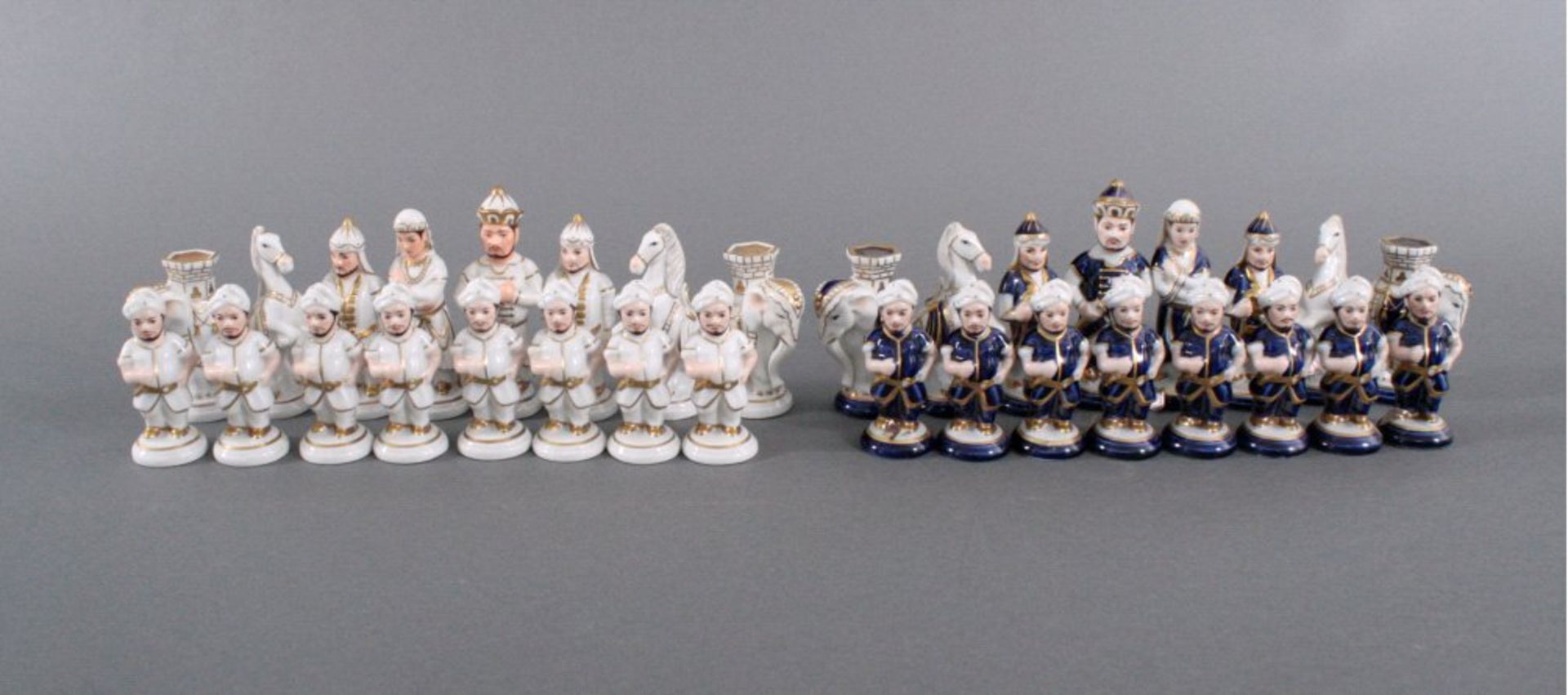 Schachfiguren der Marke Royal DuxWeißporzellan, Koblatblau und Goldbemalung, 32 Stück, an