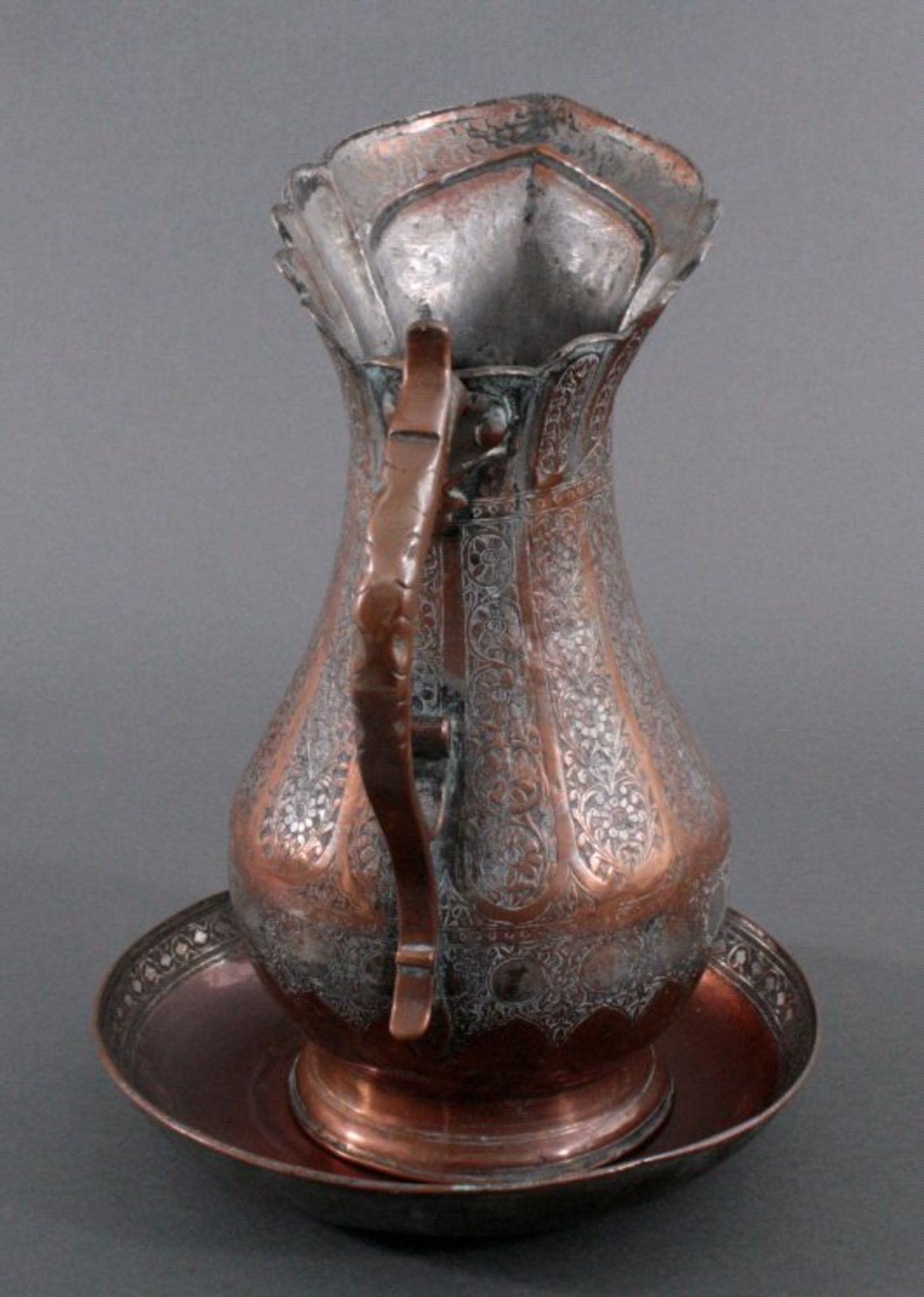 Schenkkanne mit Schale, Afghanistan 1. Hälfte 20. Jh.Aus Kupfer gefertigt, umlaufend verziert mit - Image 2 of 3