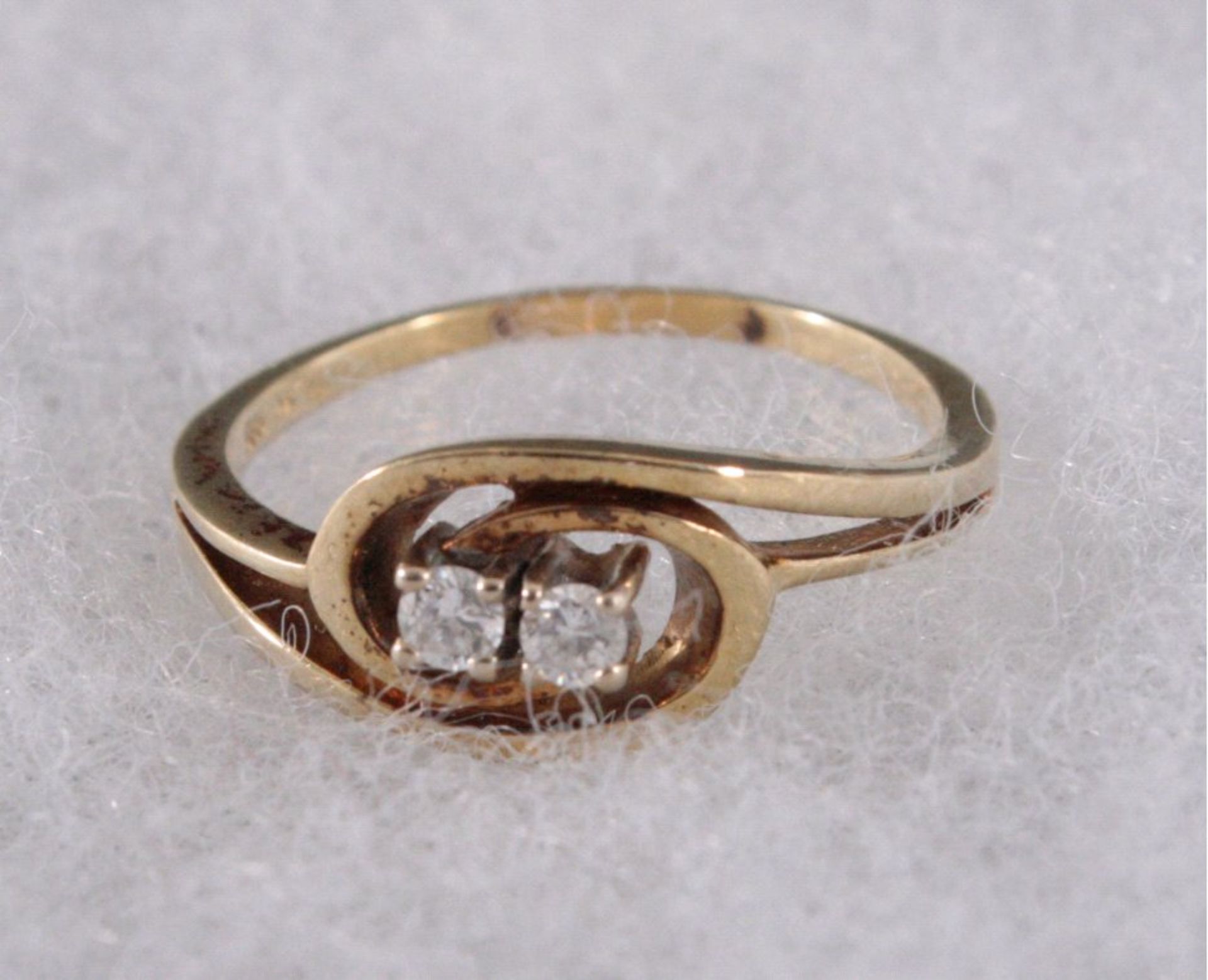 Diamantring, 14 kt GelbgoldMittig besetzt mit 2 kleinen Brillanten von jeweils 0,07 kt,Ringgröße 60,