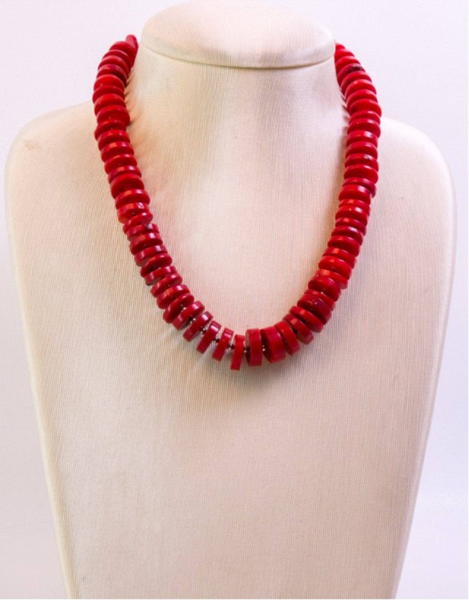 Halskette rote Koralleaus 76 Scheiben zusammengesetzt, Schließe und Glieder ausSterlingsilber, ca.