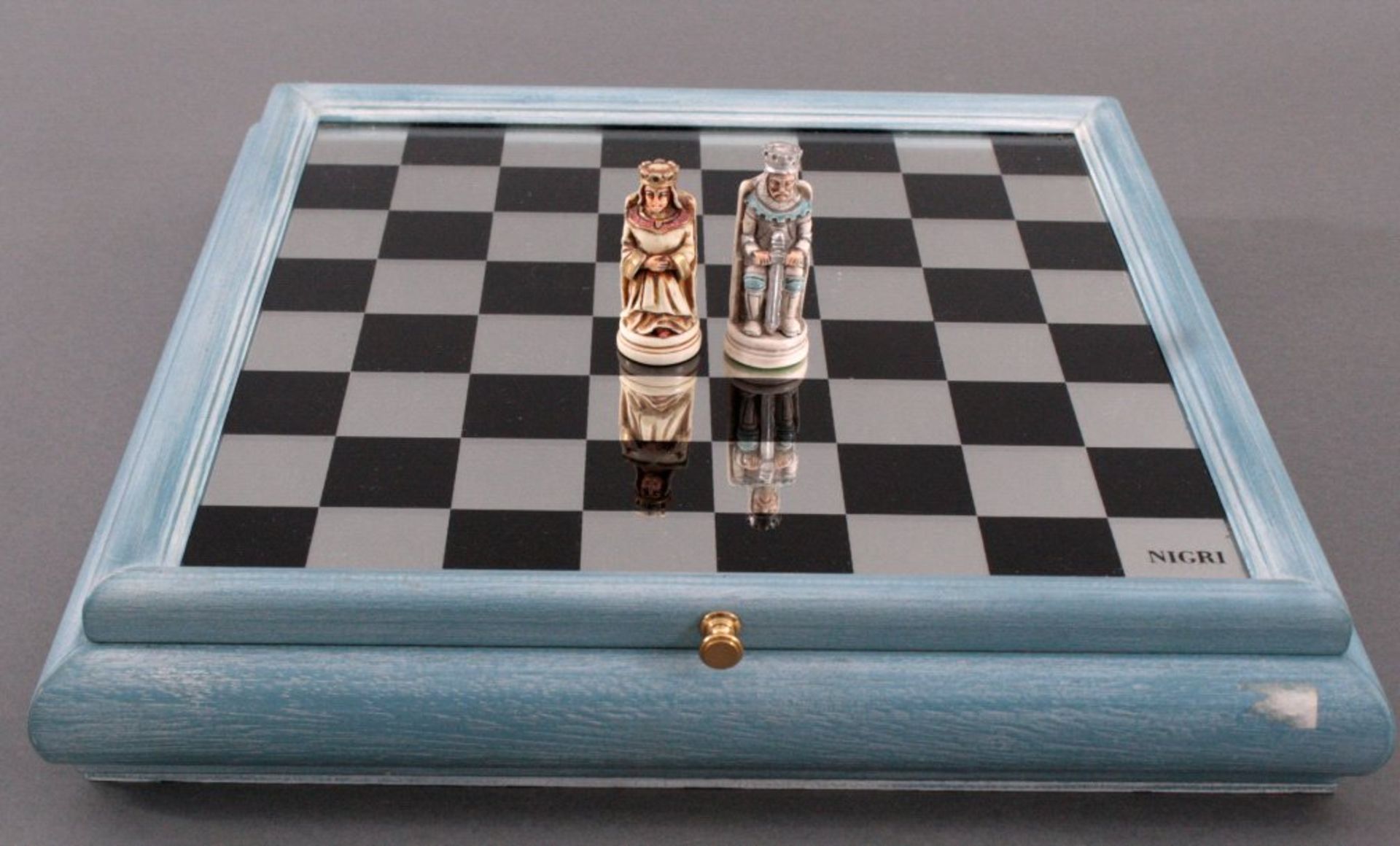 Schachspiel, Herst. NigriKasten aus Holz ca. 7 x 40 x 40 cm, Figuren aus Masse,Spielfläche aus Glas