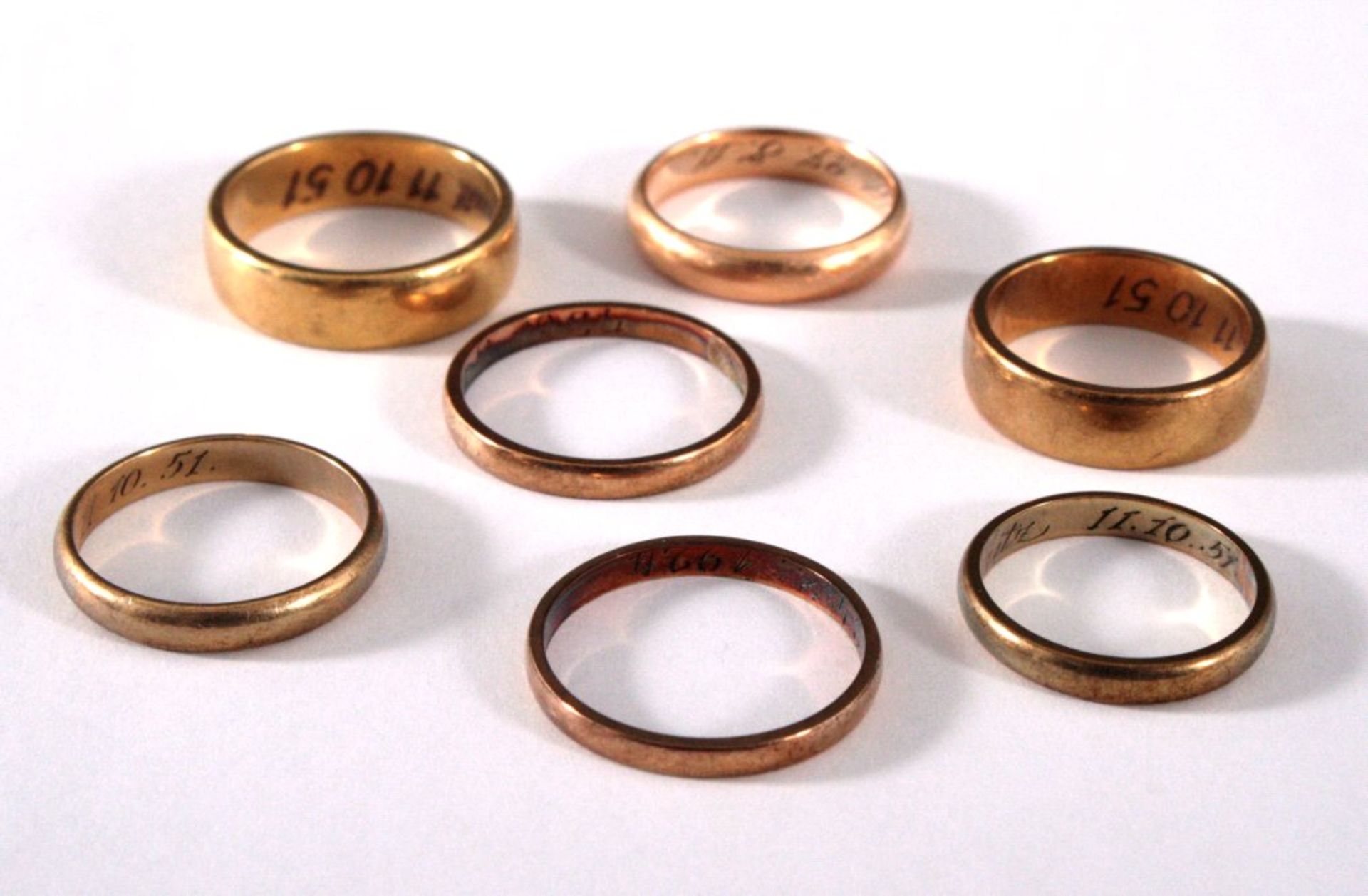 Konvolut GoldschmuckBestehend aus 7 Ringen in unterschiedlichen Größen.4 Ringe aus 8 kt Gelbgold,