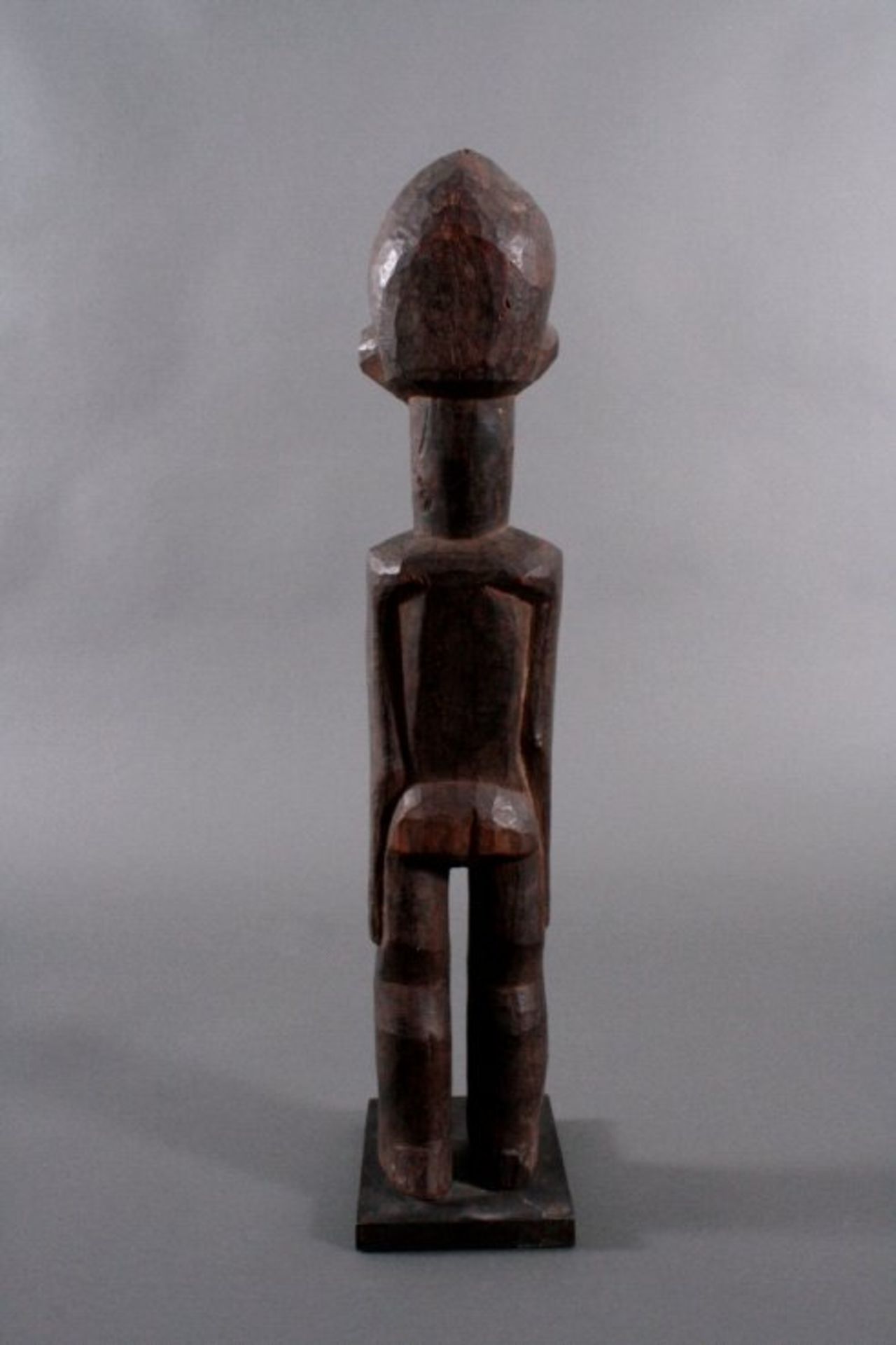 Bateba-Figur der Lobi, Burkina Faso, 1. Hälfte 20. Jh.Holz geschnitzt, dunkle Patina, - Bild 3 aus 4