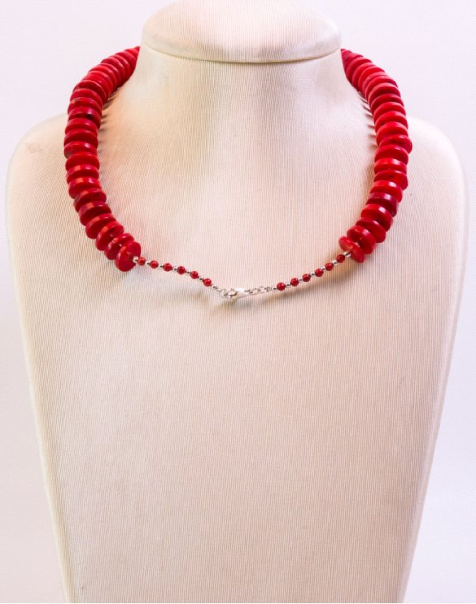 Halskette rote Koralleaus 76 Scheiben zusammengesetzt, Schließe und Glieder ausSterlingsilber, ca. - Bild 2 aus 2