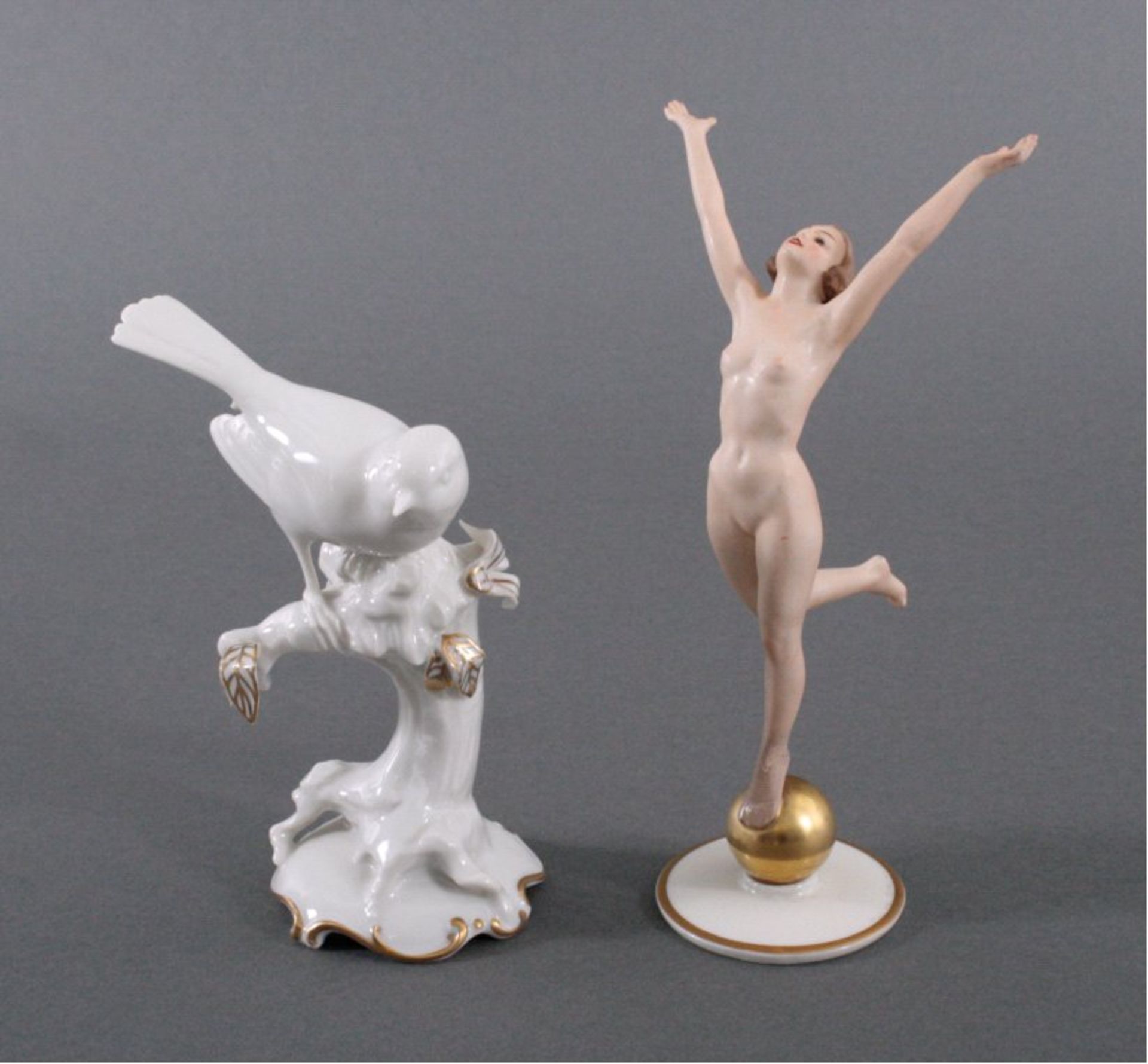 Paar Porzellanskulpturen der Marke HutschenreutherEntwurf K. Tutter.1x Vogel auf Ast, ca. H-17 cm.1x