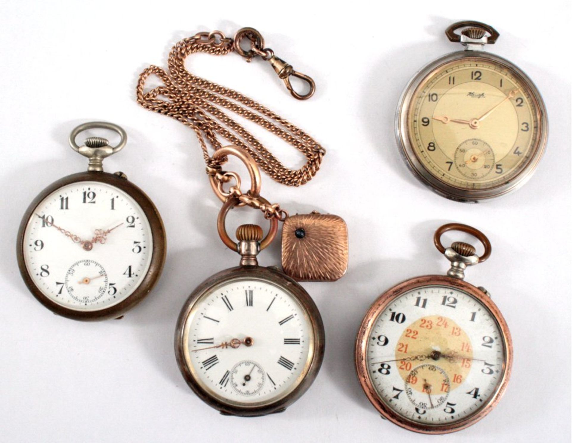 4 Taschenuhren um 1900Eine silberne Taschenuhr, Emaille Zifferblatt mit römischenZiffern und kleiner