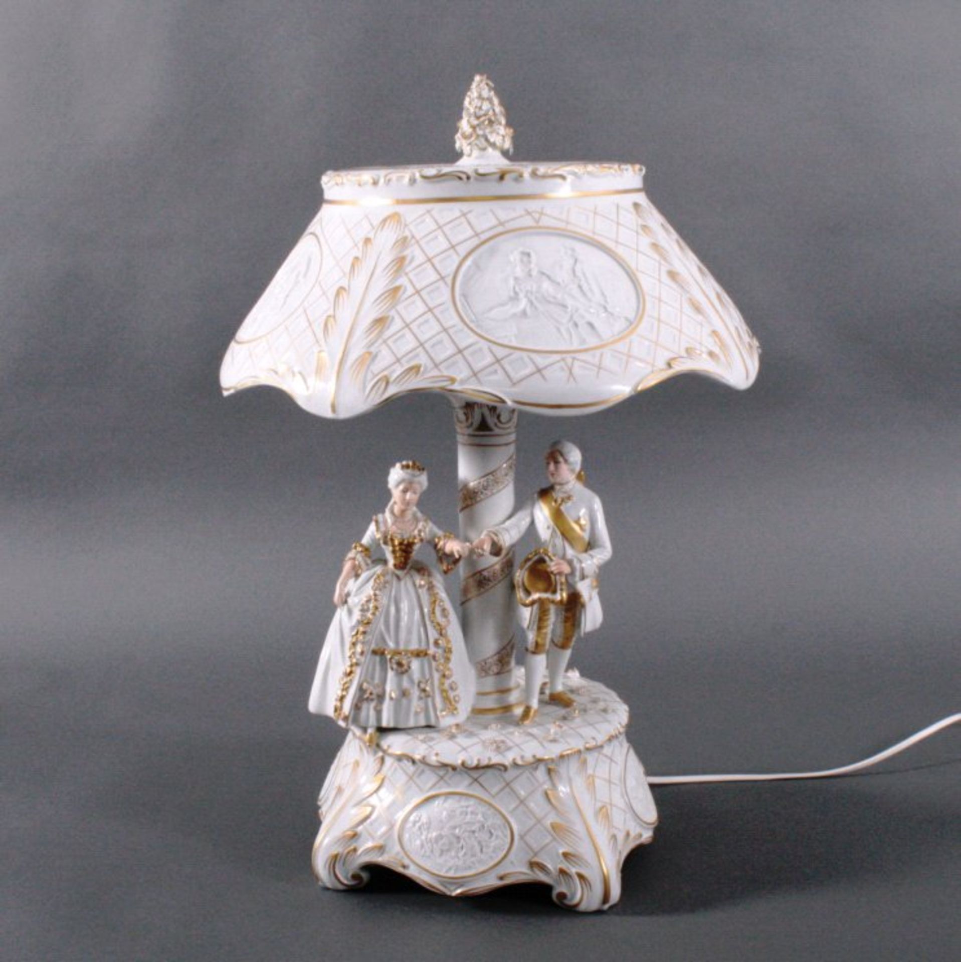 Große Porzellan-Lampe der Manufaktur Plaue 1973-1989Lampe mit Tanzszene aus 2 Figuren im