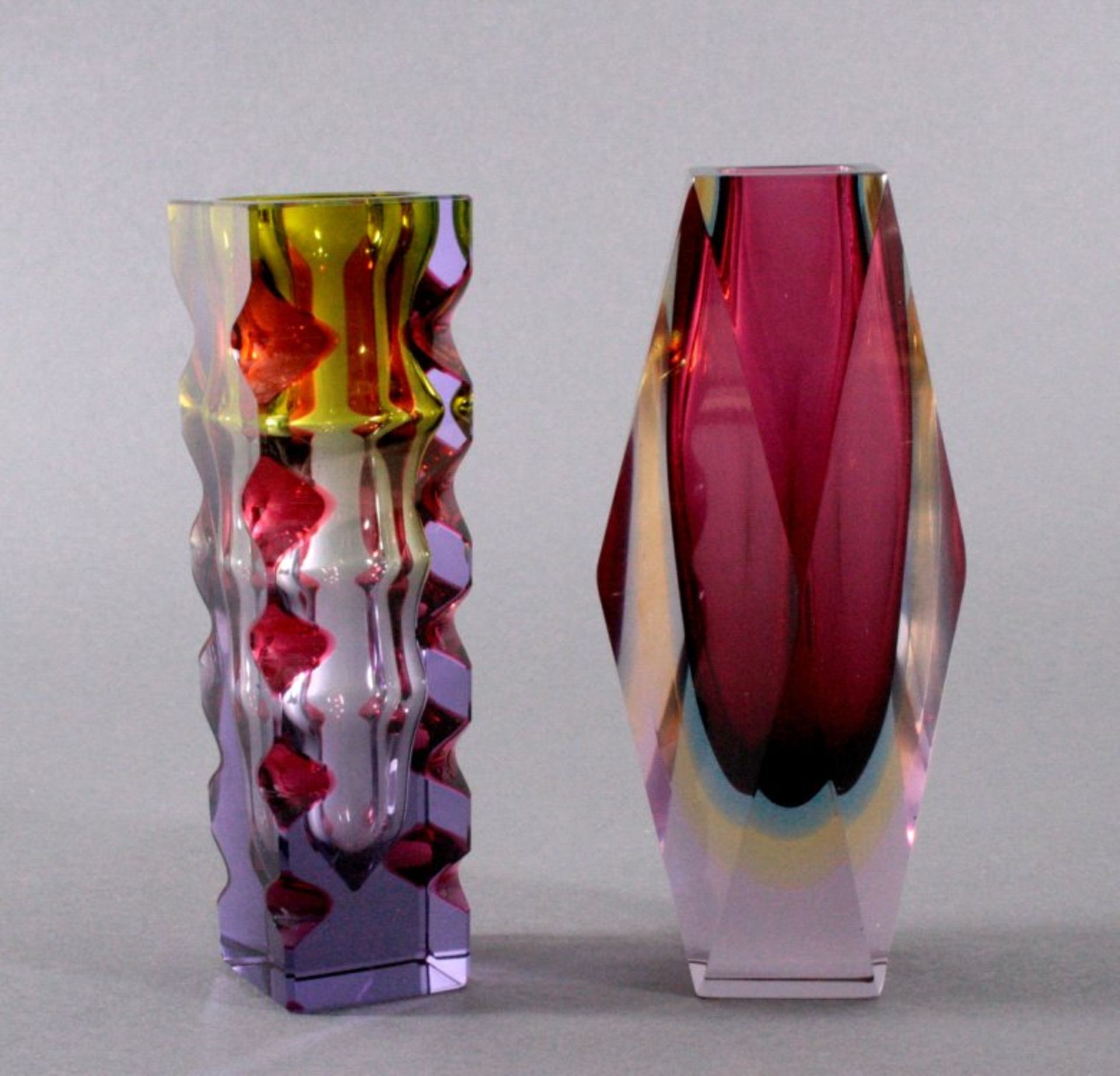 3 Teile Murano aus den 60/70er Jahren2 Vasen, Klarglas mit farbigen Farbeinschmelzung, Lilavaseam