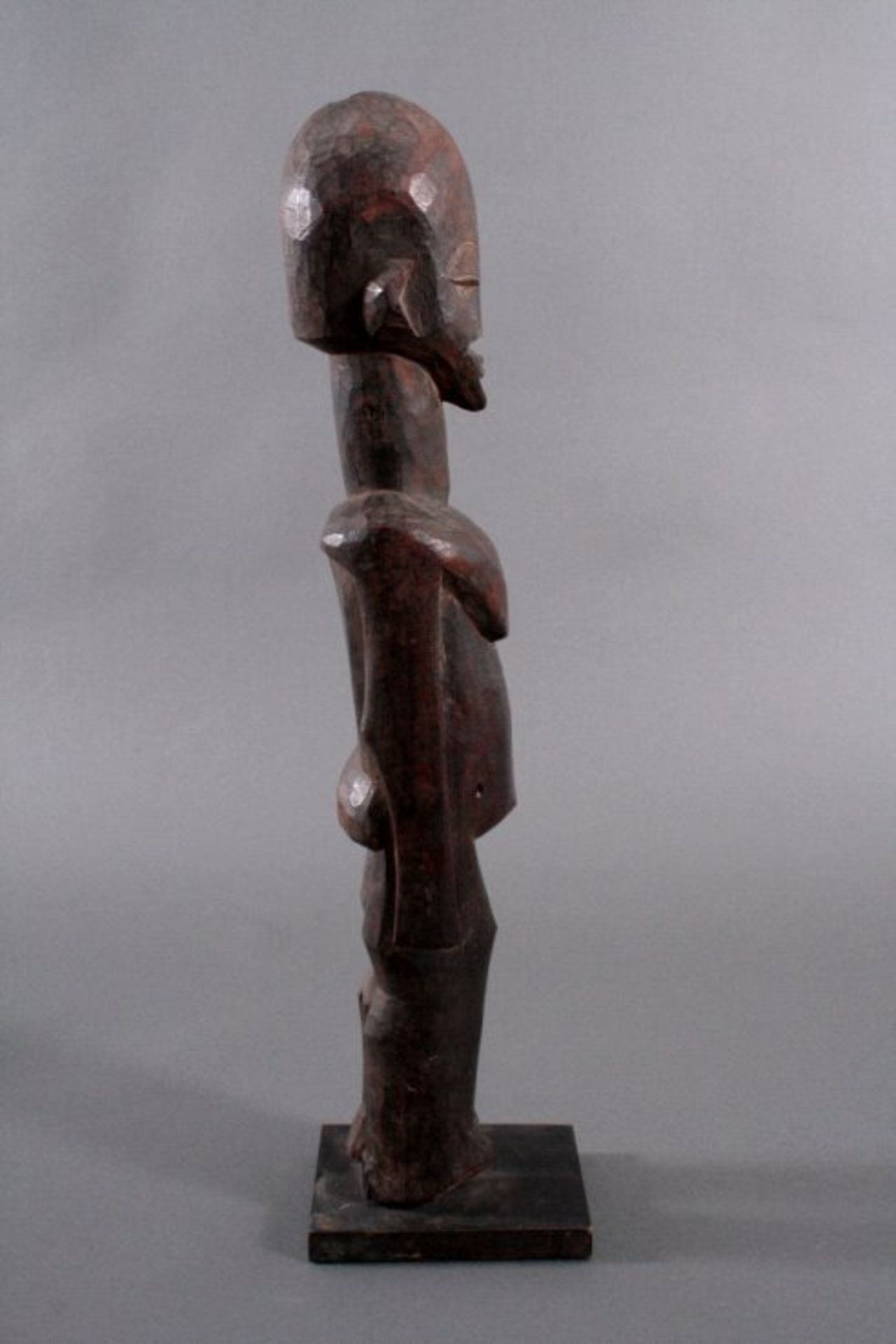 Bateba-Figur der Lobi, Burkina Faso, 1. Hälfte 20. Jh.Holz geschnitzt, dunkle Patina, - Bild 4 aus 4