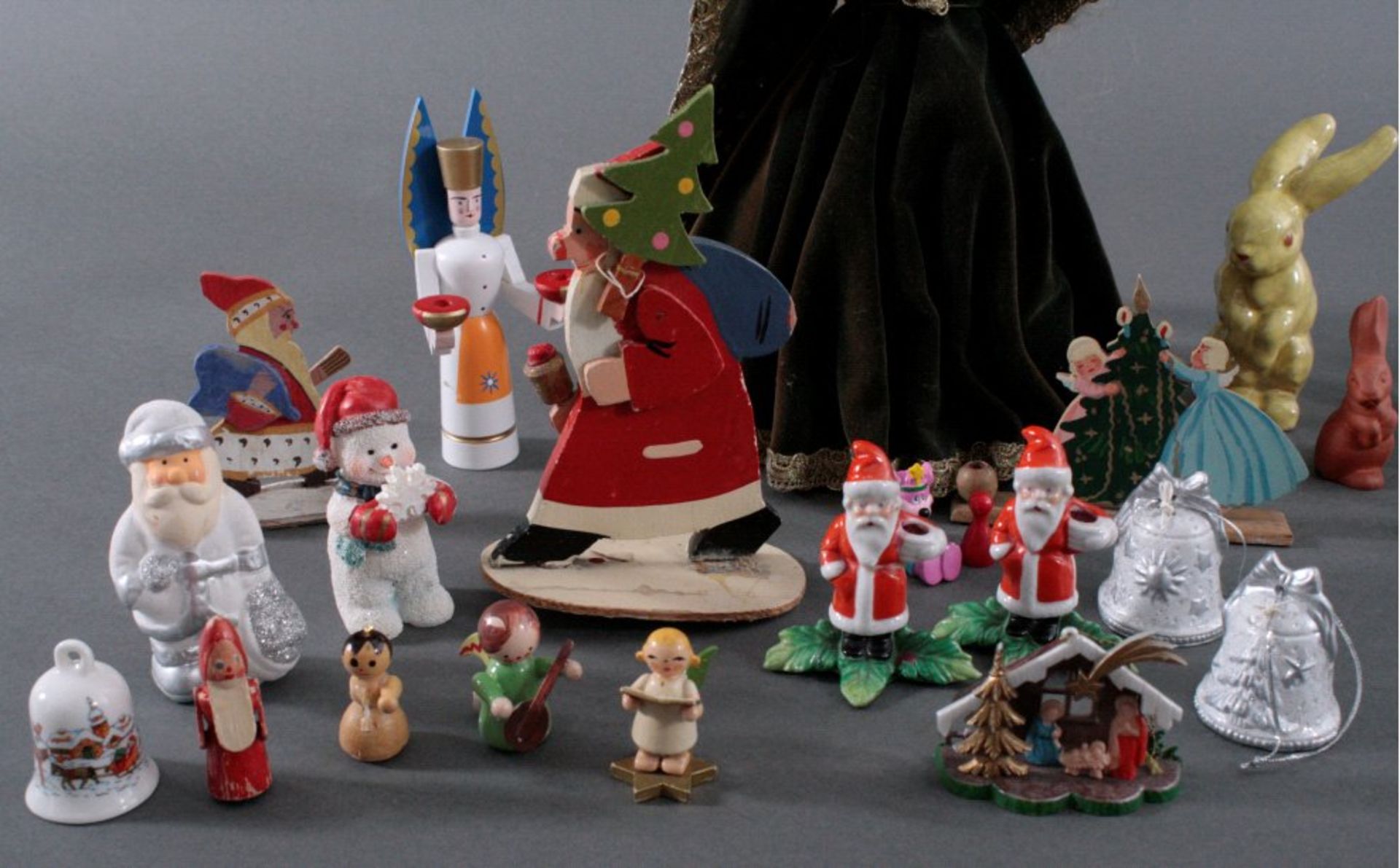 Konvolut Weihnachts- und Dekorationsgegenstände1 Wachsengel, ca. H-29 cm.1 Keramik Hasen mit - Bild 3 aus 4