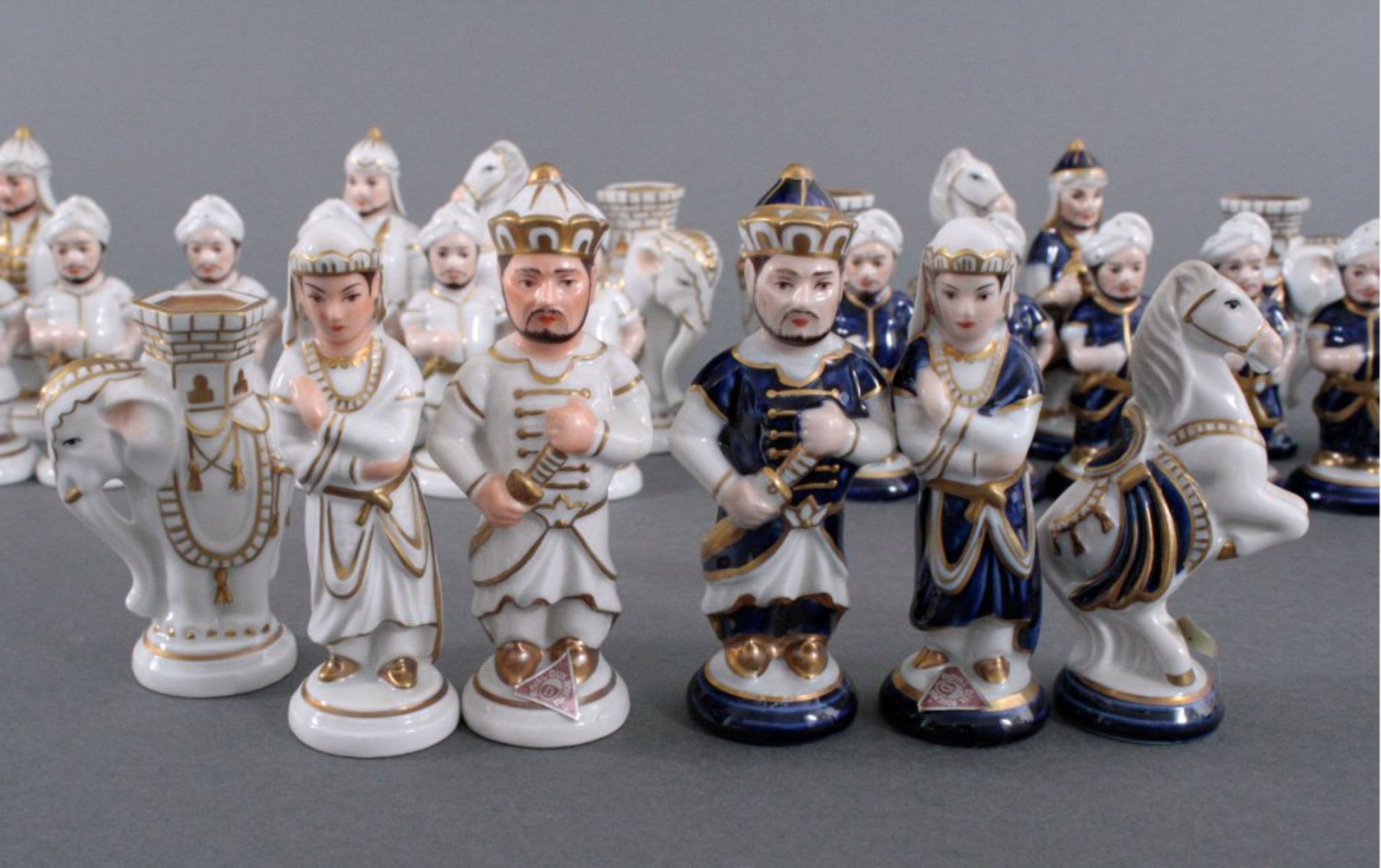 Schachfiguren der Marke Royal DuxWeißporzellan, Koblatblau und Goldbemalung, 32 Stück, an - Bild 4 aus 4