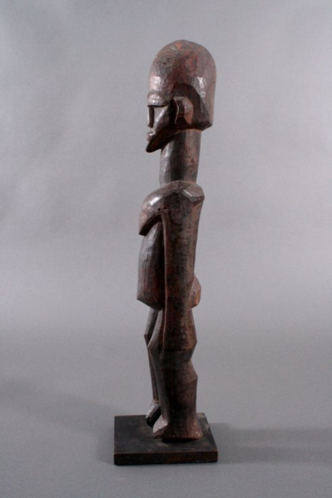 Bateba-Figur der Lobi, Burkina Faso, 1. Hälfte 20. Jh.Holz geschnitzt, dunkle Patina, - Bild 2 aus 4