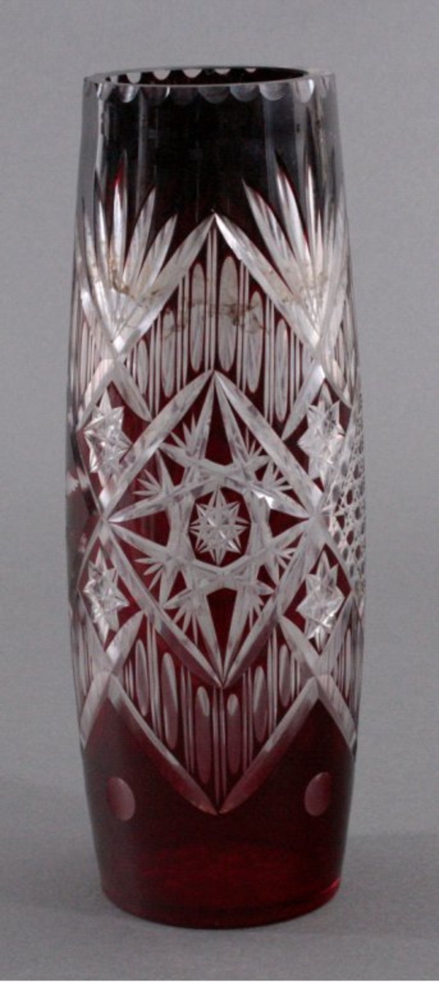 Große Vase, Böhmen 1. Hälfte 20. Jh.Klarglas rot überfangen, geschliffen und geschnitten, aufder